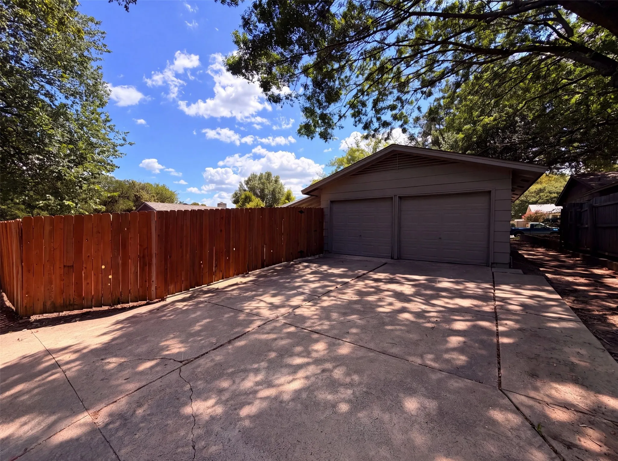 Single Family Residence For Sale in Dallas County , 922 Meadowdale Circle, Garland, Texas 75043, 4 Bedroom, 2 Bathroom, 2 Garage spaces, 1,641 Sqft, built in 1973, mls#21357413, Real Estate Agent in Garland, Homes For Sale in Dallas county, Homes For Sale in Garland, Realtor in Garland Texas, Real Estate Brokerage Independent Realty Texas, Luminita Cordes Realtor
