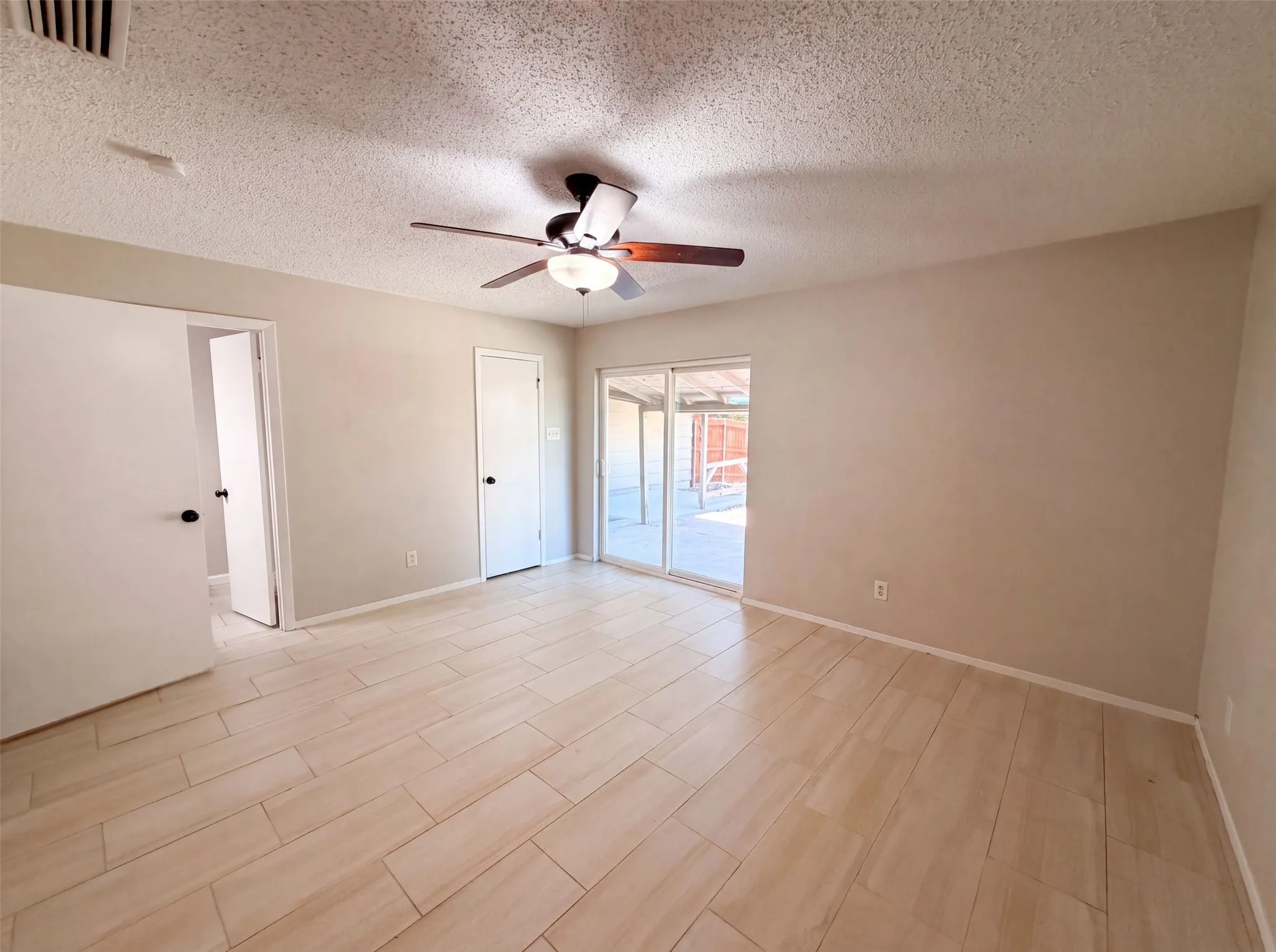 Single Family Residence For Sale in Dallas County , 922 Meadowdale Circle, Garland, Texas 75043, 4 Bedroom, 2 Bathroom, 2 Garage spaces, 1,641 Sqft, built in 1973, mls#21357413, Real Estate Agent in Garland, Homes For Sale in Dallas county, Homes For Sale in Garland, Realtor in Garland Texas, Real Estate Brokerage Independent Realty Texas, Luminita Cordes Realtor