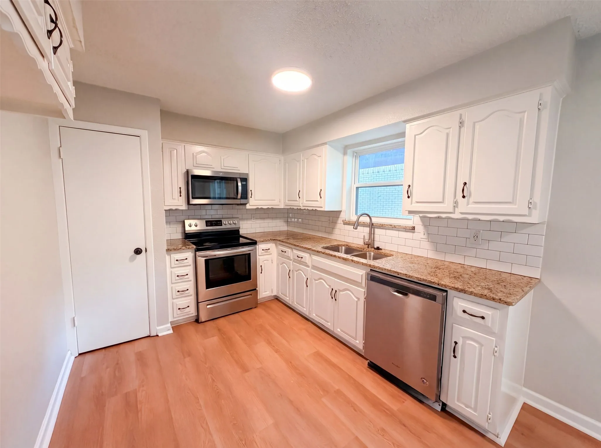 Single Family Residence For Sale in Dallas County , 922 Meadowdale Circle, Garland, Texas 75043, 4 Bedroom, 2 Bathroom, 2 Garage spaces, 1,641 Sqft, built in 1973, mls#21357413, Real Estate Agent in Garland, Homes For Sale in Dallas county, Homes For Sale in Garland, Realtor in Garland Texas, Real Estate Brokerage Independent Realty Texas, Luminita Cordes Realtor