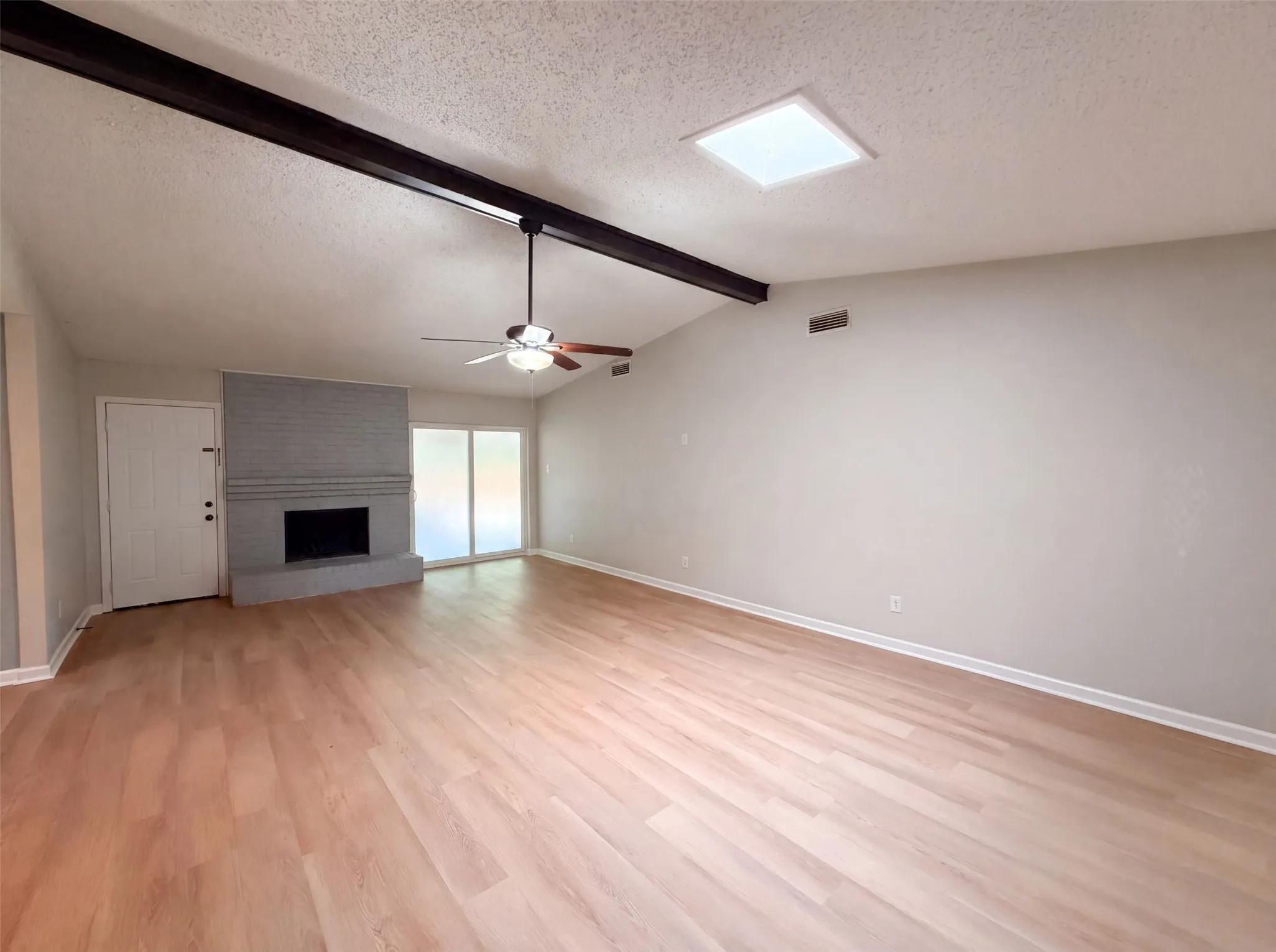 Single Family Residence For Sale in Dallas County , 922 Meadowdale Circle, Garland, Texas 75043, 4 Bedroom, 2 Bathroom, 2 Garage spaces, 1,641 Sqft, built in 1973, mls#21357413, Real Estate Agent in Garland, Homes For Sale in Dallas county, Homes For Sale in Garland, Realtor in Garland Texas, Real Estate Brokerage Independent Realty Texas, Luminita Cordes Realtor