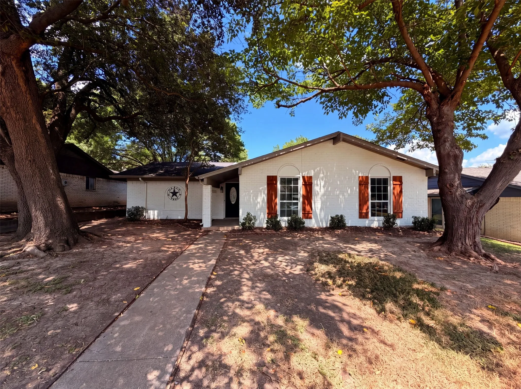 Single Family Residence For Sale in Dallas County , 922 Meadowdale Circle, Garland, Texas 75043, 4 Bedroom, 2 Bathroom, 2 Garage spaces, 1,641 Sqft, built in 1973, mls#21357413, Real Estate Agent in Garland, Homes For Sale in Dallas county, Homes For Sale in Garland, Realtor in Garland Texas, Real Estate Brokerage Independent Realty Texas, Luminita Cordes Realtor