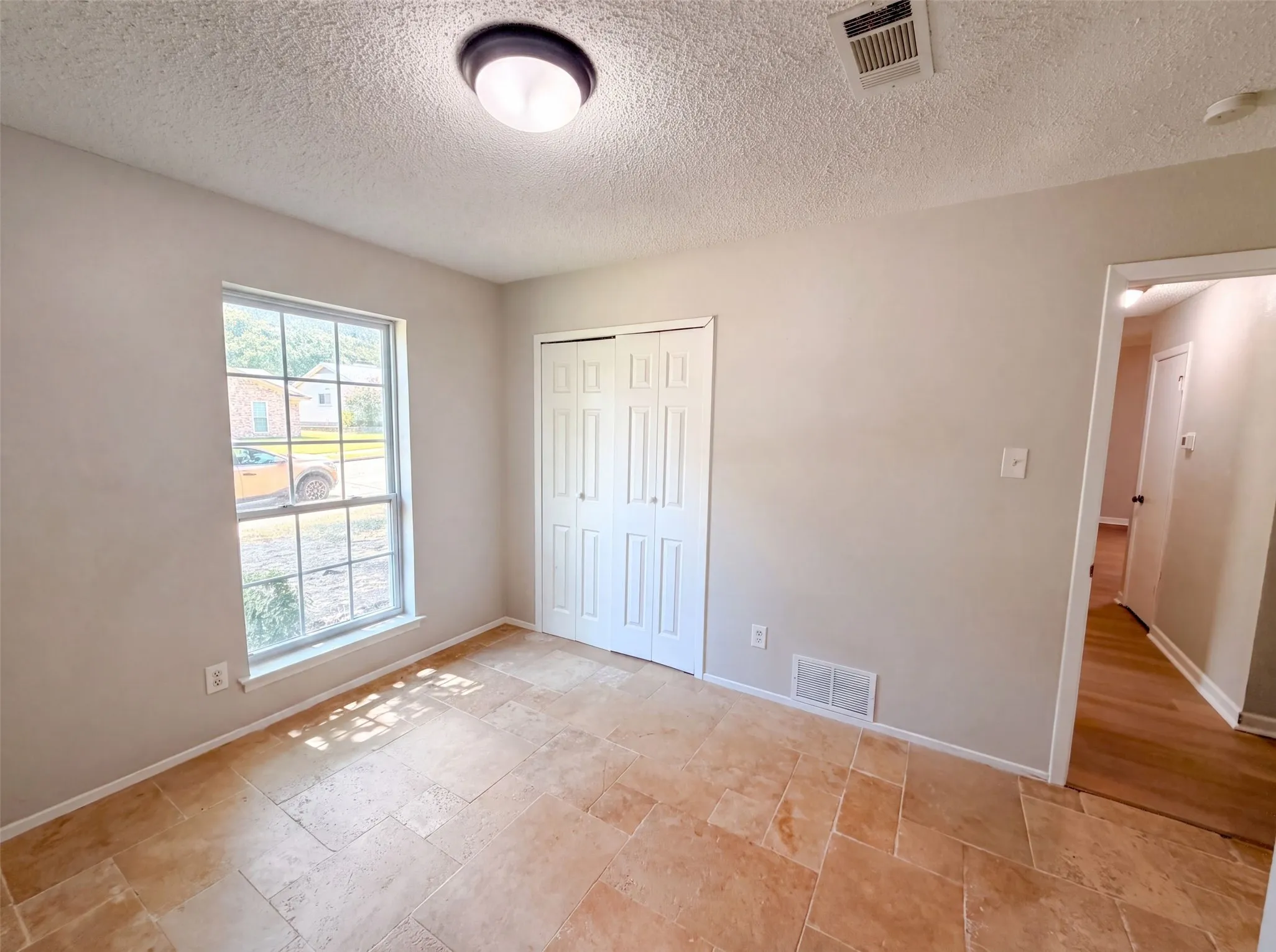Single Family Residence For Sale in Dallas County , 922 Meadowdale Circle, Garland, Texas 75043, 4 Bedroom, 2 Bathroom, 2 Garage spaces, 1,641 Sqft, built in 1973, mls#21357413, Real Estate Agent in Garland, Homes For Sale in Dallas county, Homes For Sale in Garland, Realtor in Garland Texas, Real Estate Brokerage Independent Realty Texas, Luminita Cordes Realtor