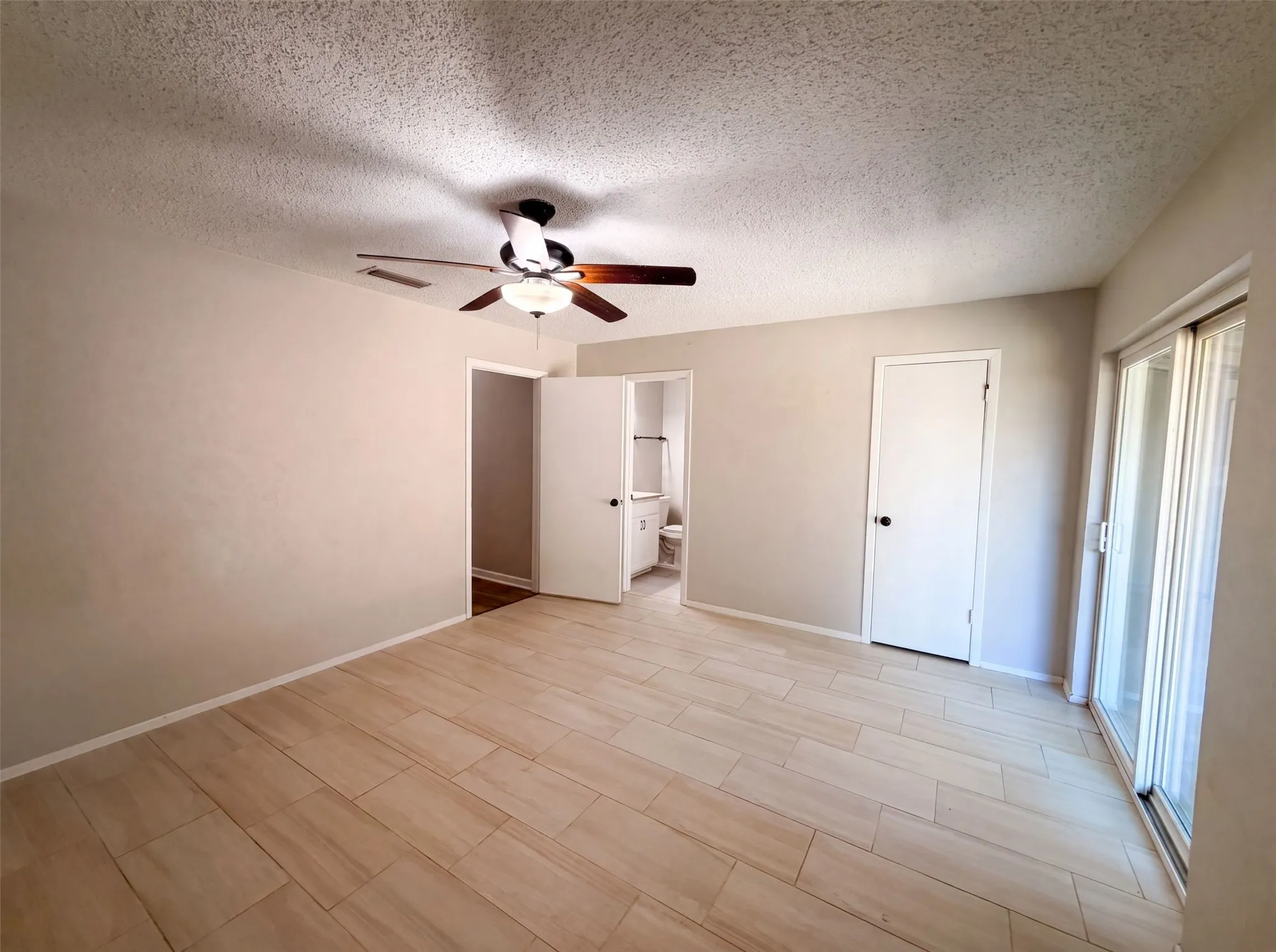 Single Family Residence For Sale in Dallas County , 922 Meadowdale Circle, Garland, Texas 75043, 4 Bedroom, 2 Bathroom, 2 Garage spaces, 1,641 Sqft, built in 1973, mls#21357413, Real Estate Agent in Garland, Homes For Sale in Dallas county, Homes For Sale in Garland, Realtor in Garland Texas, Real Estate Brokerage Independent Realty Texas, Luminita Cordes Realtor