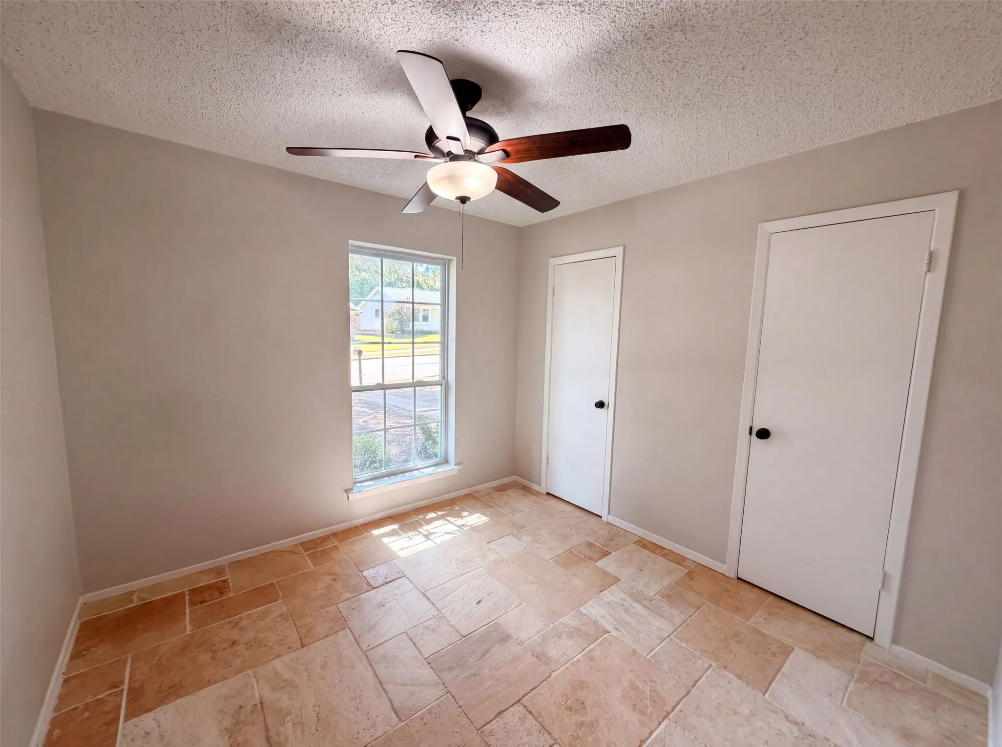 Single Family Residence For Sale in Dallas County , 922 Meadowdale Circle, Garland, Texas 75043, 4 Bedroom, 2 Bathroom, 2 Garage spaces, 1,641 Sqft, built in 1973, mls#21357413, Real Estate Agent in Garland, Homes For Sale in Dallas county, Homes For Sale in Garland, Realtor in Garland Texas, Real Estate Brokerage Independent Realty Texas, Luminita Cordes Realtor