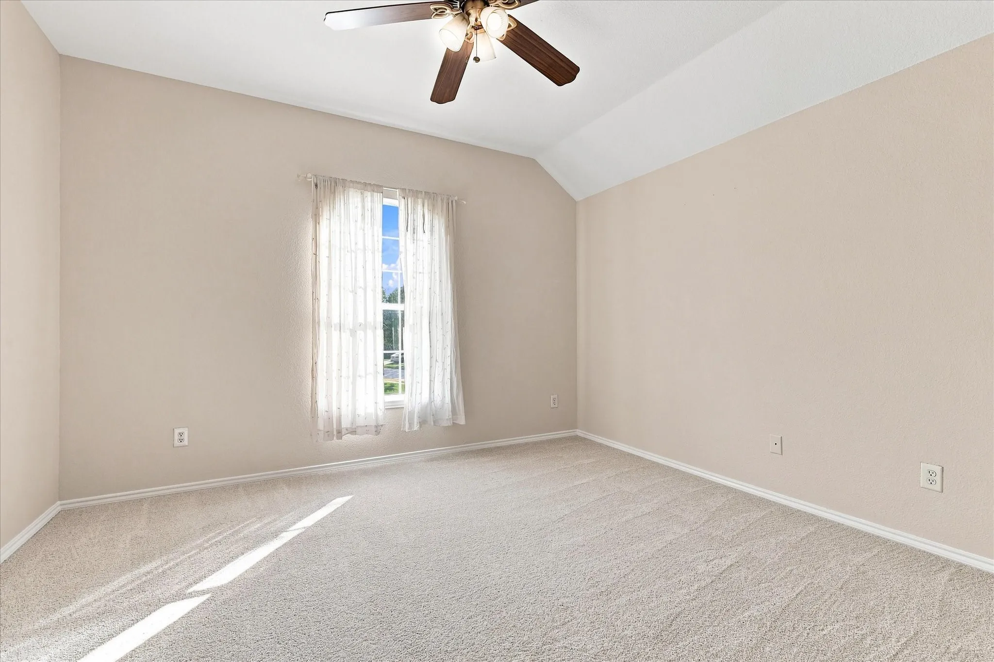 Single Family Residence For Sale in Dallas County , 613 Bella Vista Drive, Coppell, Texas 75019, 4 Bedroom, 3 Bathroom, 2 Garage spaces, 2,711 Sqft, built in 1997, mls#21362225, Real Estate Agent in Coppell, Homes For Sale in Dallas county, Homes For Sale in Coppell, Realtor in Coppell Texas, Real Estate Brokerage Independent Realty Texas, Luminita Cordes Realtor