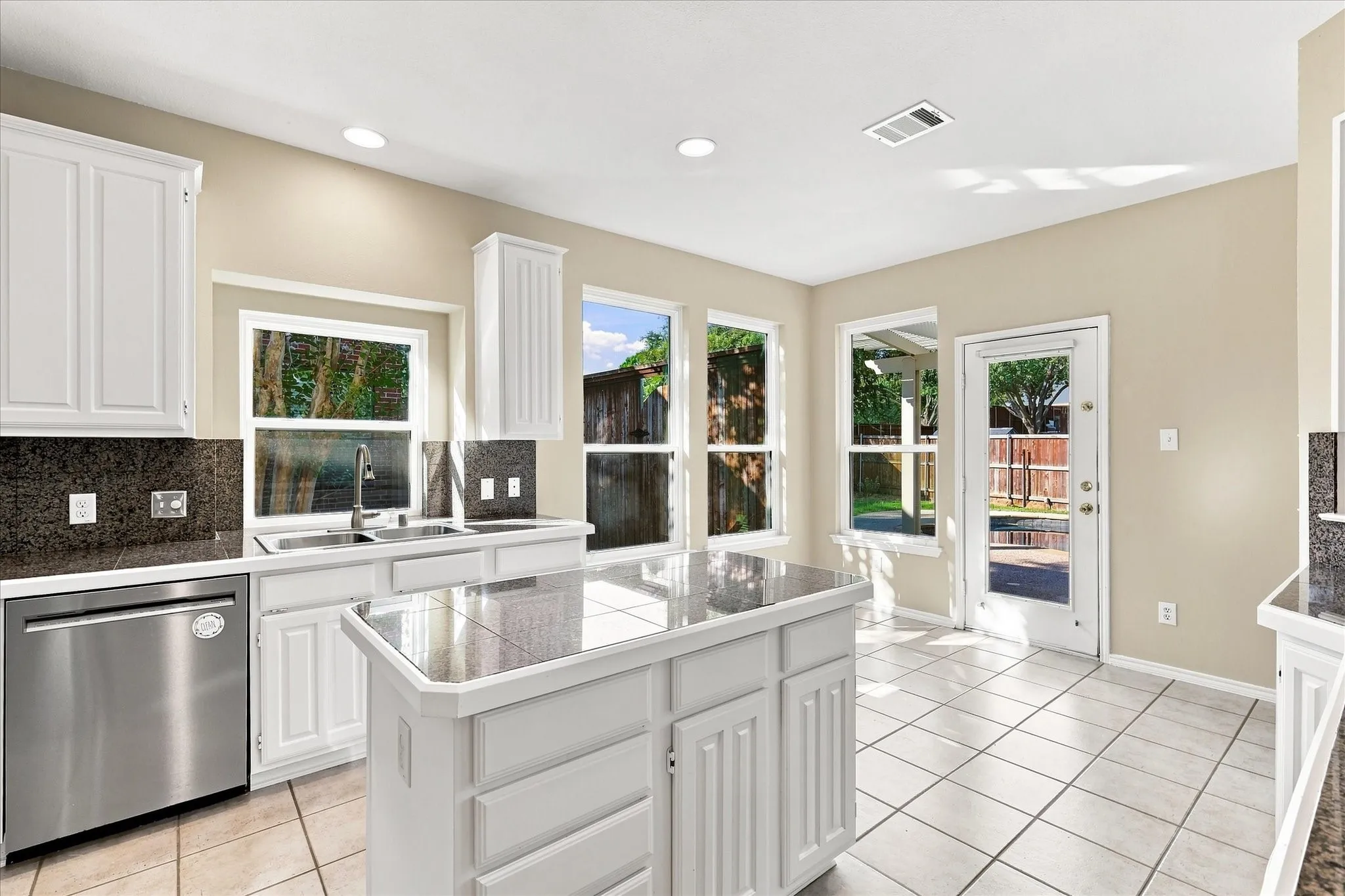 Single Family Residence For Sale in Dallas County , 613 Bella Vista Drive, Coppell, Texas 75019, 4 Bedroom, 3 Bathroom, 2 Garage spaces, 2,711 Sqft, built in 1997, mls#21362225, Real Estate Agent in Coppell, Homes For Sale in Dallas county, Homes For Sale in Coppell, Realtor in Coppell Texas, Real Estate Brokerage Independent Realty Texas, Luminita Cordes Realtor