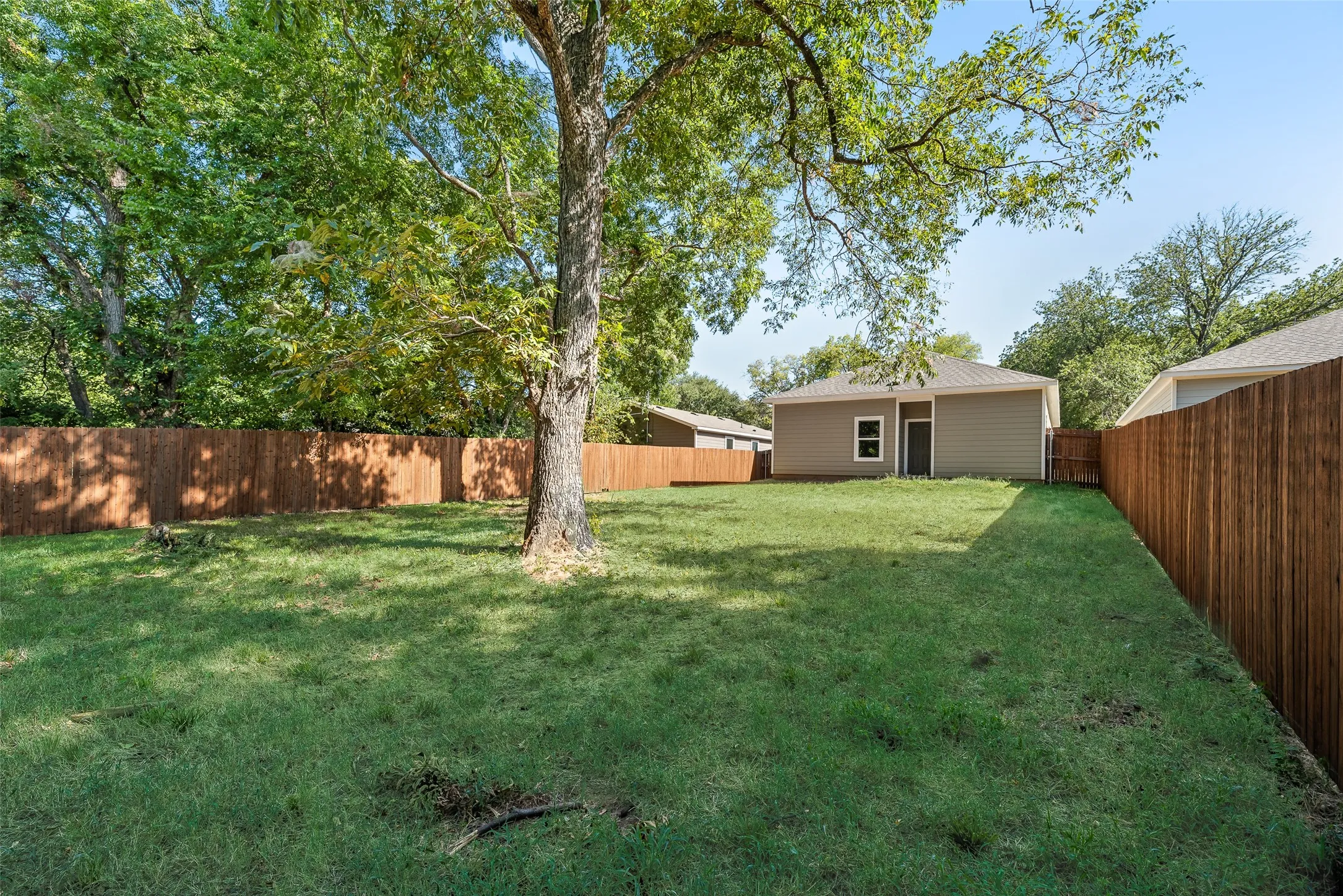 Single Family Residence For Rent in Grayson County , 1115 W Johnson Street, Denison, Texas 75020, 3 Bedroom, 2 Bathroom, 1 Garage spaces, 1,398 Sqft, built in 2023, mls#21361964, Real Estate Agent in Denison, Homes For Rent in Grayson county, Homes For Rent in Denison, Realtor in Denison Texas, Real Estate Brokerage Independent Realty Texas, Luminita Cordes Realtor