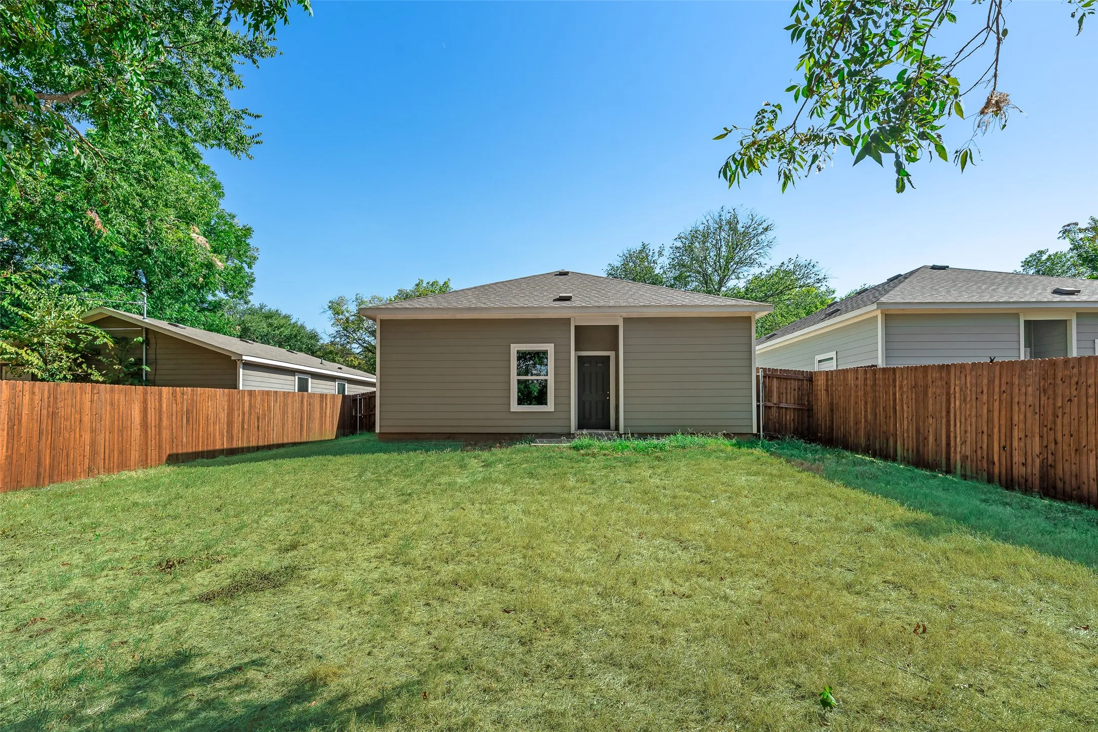 Single Family Residence For Rent in Grayson County , 1115 W Johnson Street, Denison, Texas 75020, 3 Bedroom, 2 Bathroom, 1 Garage spaces, 1,398 Sqft, built in 2023, mls#21361964, Real Estate Agent in Denison, Homes For Rent in Grayson county, Homes For Rent in Denison, Realtor in Denison Texas, Real Estate Brokerage Independent Realty Texas, Luminita Cordes Realtor