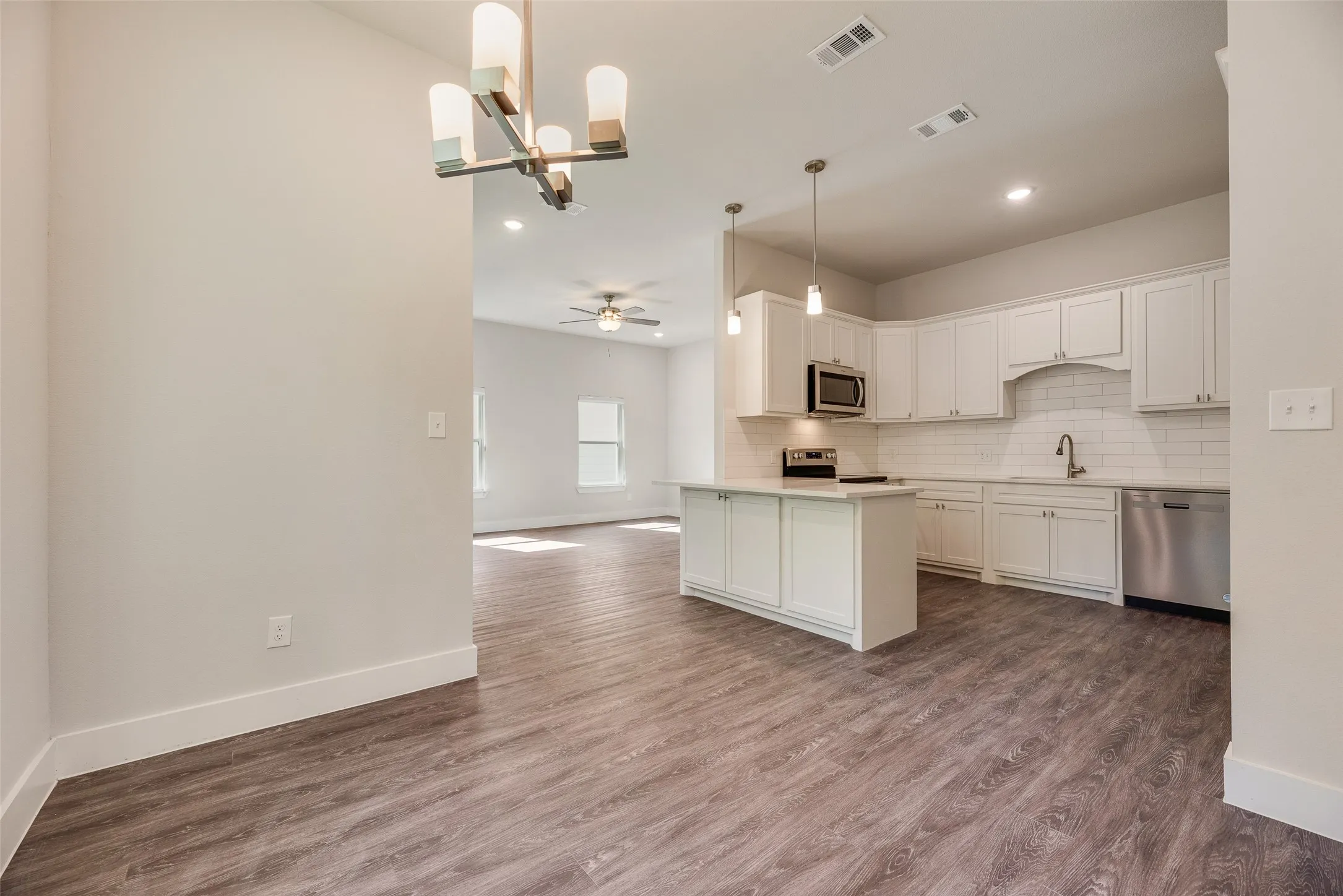 Single Family Residence For Rent in Grayson County , 1115 W Johnson Street, Denison, Texas 75020, 3 Bedroom, 2 Bathroom, 1 Garage spaces, 1,398 Sqft, built in 2023, mls#21361964, Real Estate Agent in Denison, Homes For Rent in Grayson county, Homes For Rent in Denison, Realtor in Denison Texas, Real Estate Brokerage Independent Realty Texas, Luminita Cordes Realtor