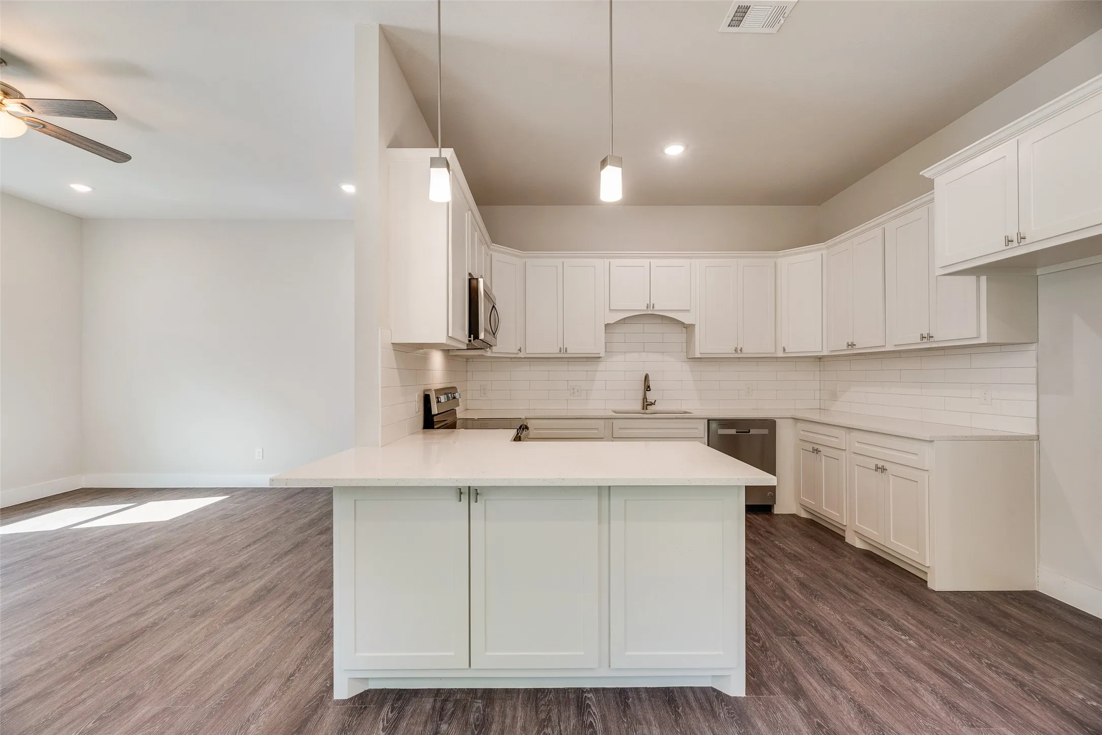 Single Family Residence For Rent in Grayson County , 1115 W Johnson Street, Denison, Texas 75020, 3 Bedroom, 2 Bathroom, 1 Garage spaces, 1,398 Sqft, built in 2023, mls#21361964, Real Estate Agent in Denison, Homes For Rent in Grayson county, Homes For Rent in Denison, Realtor in Denison Texas, Real Estate Brokerage Independent Realty Texas, Luminita Cordes Realtor