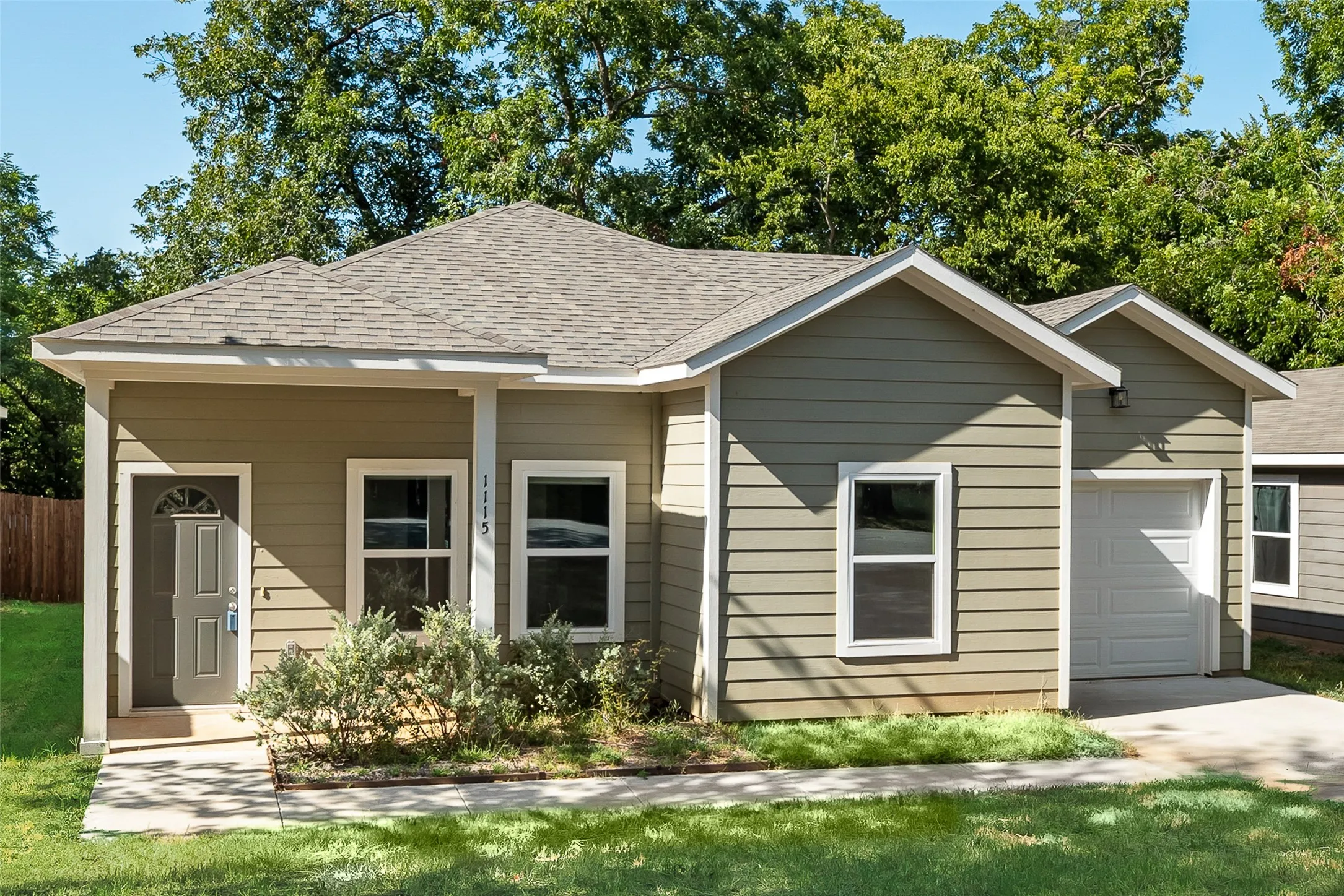 Single Family Residence For Rent in Grayson County , 1115 W Johnson Street, Denison, Texas 75020, 3 Bedroom, 2 Bathroom, 1 Garage spaces, 1,398 Sqft, built in 2023, mls#21361964, Real Estate Agent in Denison, Homes For Rent in Grayson county, Homes For Rent in Denison, Realtor in Denison Texas, Real Estate Brokerage Independent Realty Texas, Luminita Cordes Realtor