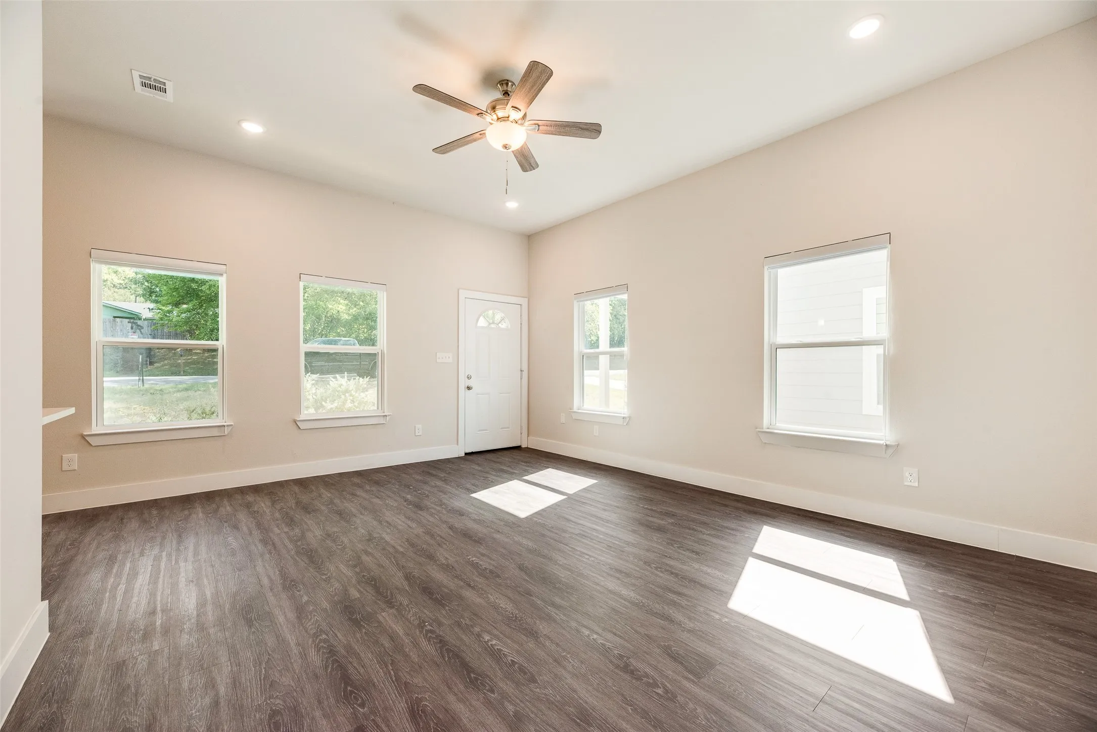 Single Family Residence For Rent in Grayson County , 1115 W Johnson Street, Denison, Texas 75020, 3 Bedroom, 2 Bathroom, 1 Garage spaces, 1,398 Sqft, built in 2023, mls#21361964, Real Estate Agent in Denison, Homes For Rent in Grayson county, Homes For Rent in Denison, Realtor in Denison Texas, Real Estate Brokerage Independent Realty Texas, Luminita Cordes Realtor