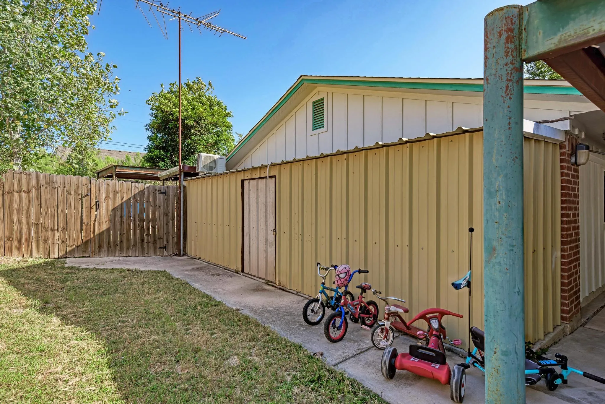 Single Family Residence For Sale in Lampasas County , 1407 W Avenue C, Lampasas, Texas 76550, 4 Bedroom, 2 Bathroom, Garage spaces, 1,568 Sqft, built in 1986, mls#21359120, Real Estate Agent in Lampasas, Homes For Sale in Lampasas county, Homes For Sale in Lampasas, Realtor in Lampasas Texas, Real Estate Brokerage Independent Realty Texas, Luminita Cordes Realtor