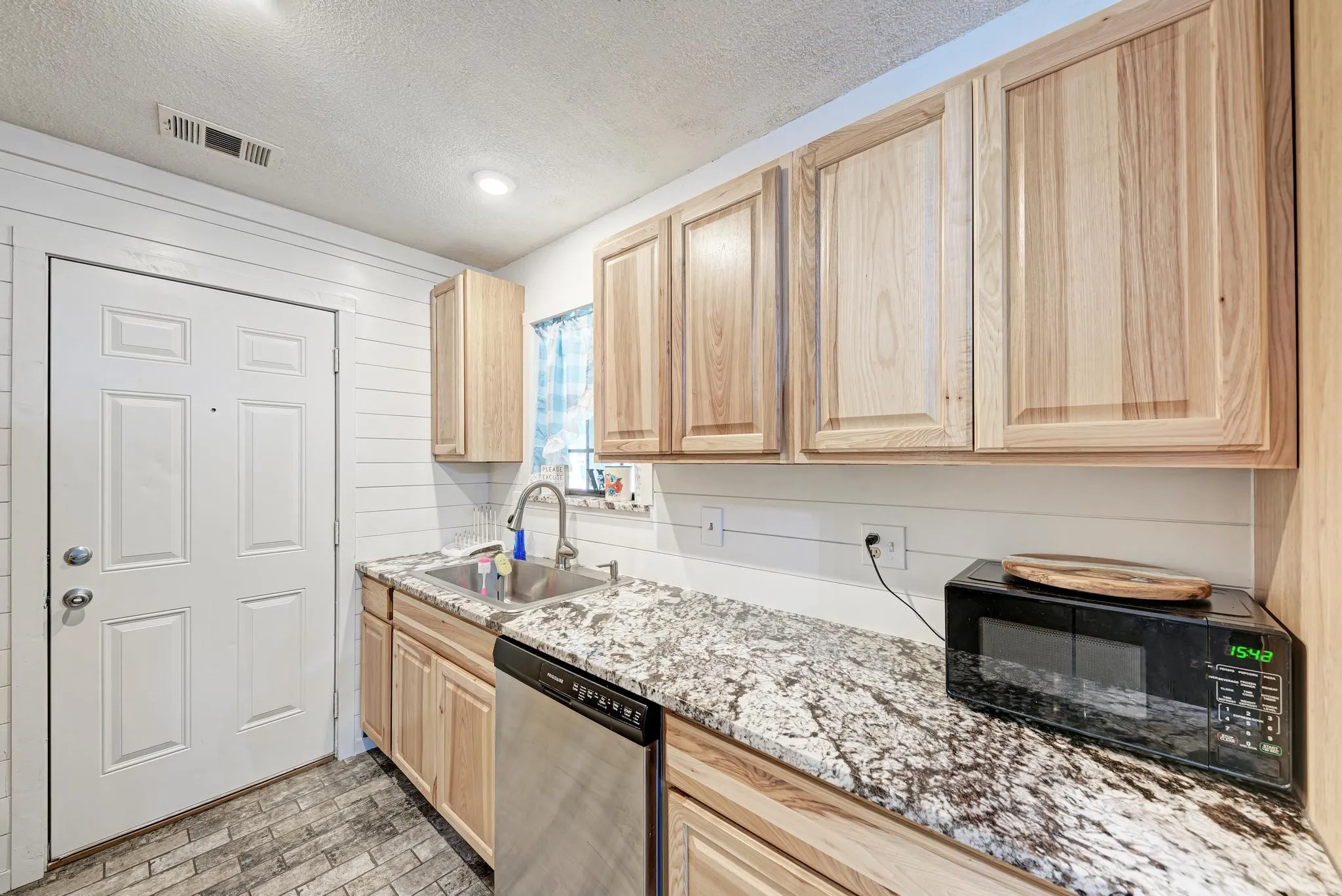 Single Family Residence For Sale in Lampasas County , 1407 W Avenue C, Lampasas, Texas 76550, 4 Bedroom, 2 Bathroom, Garage spaces, 1,568 Sqft, built in 1986, mls#21359120, Real Estate Agent in Lampasas, Homes For Sale in Lampasas county, Homes For Sale in Lampasas, Realtor in Lampasas Texas, Real Estate Brokerage Independent Realty Texas, Luminita Cordes Realtor