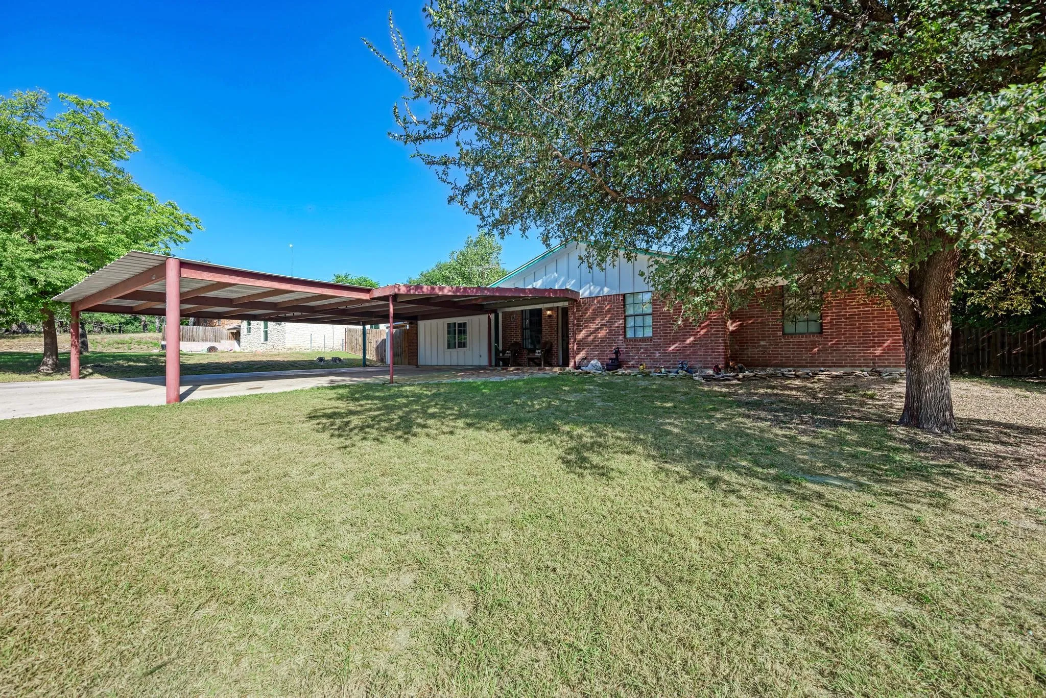 Single Family Residence For Sale in Lampasas County , 1407 W Avenue C, Lampasas, Texas 76550, 4 Bedroom, 2 Bathroom, Garage spaces, 1,568 Sqft, built in 1986, mls#21359120, Real Estate Agent in Lampasas, Homes For Sale in Lampasas county, Homes For Sale in Lampasas, Realtor in Lampasas Texas, Real Estate Brokerage Independent Realty Texas, Luminita Cordes Realtor