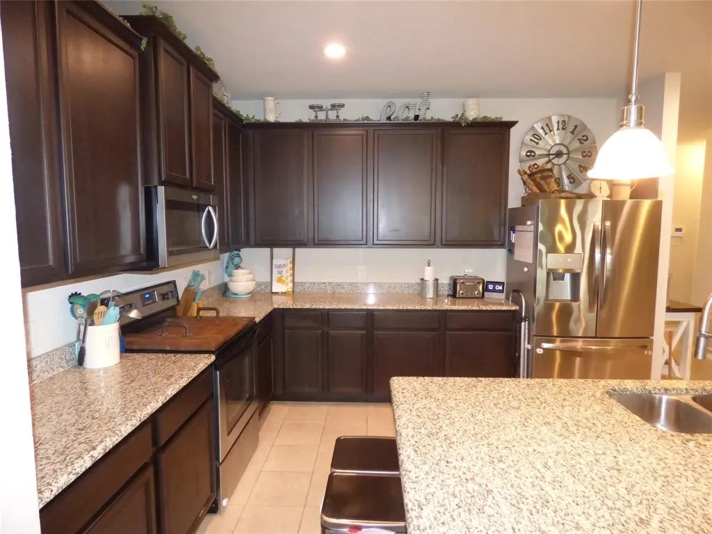 Lots of prep area in this large kitchen