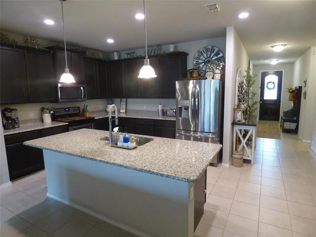 Beautiful kitchen with island and granite counter tops