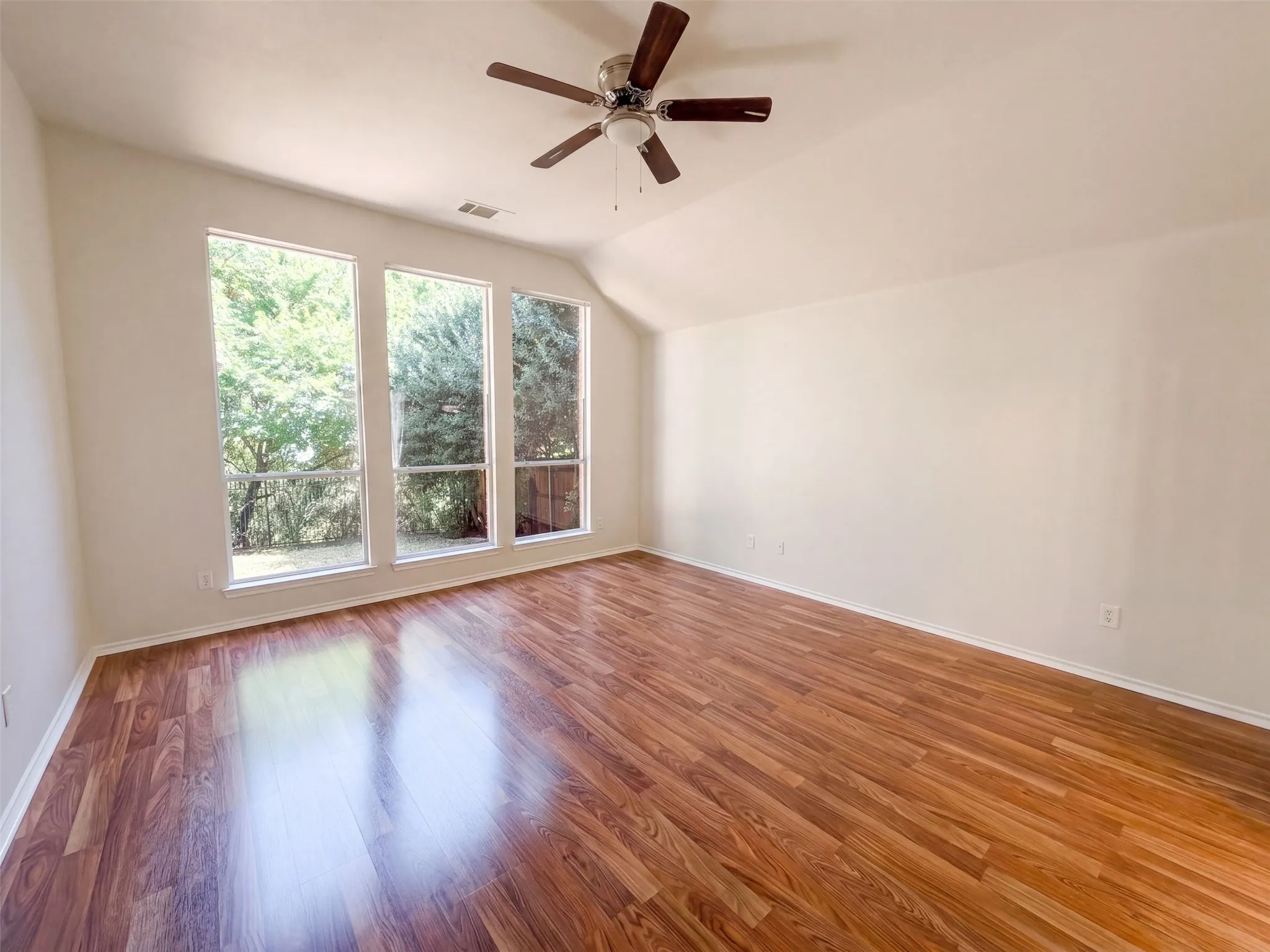 Single Family Residence For Sale in Dallas County , 8526 Vista Grande Drive, Dallas, Texas 75249, 4 Bedroom, 2 Bathroom, 2 Garage spaces, 2,402 Sqft, built in 2006, mls#21362268, Real Estate Agent in Dallas, Homes For Sale in Dallas county, Homes For Sale in Dallas, Realtor in Dallas Texas, Real Estate Brokerage Independent Realty Texas, Luminita Cordes Realtor