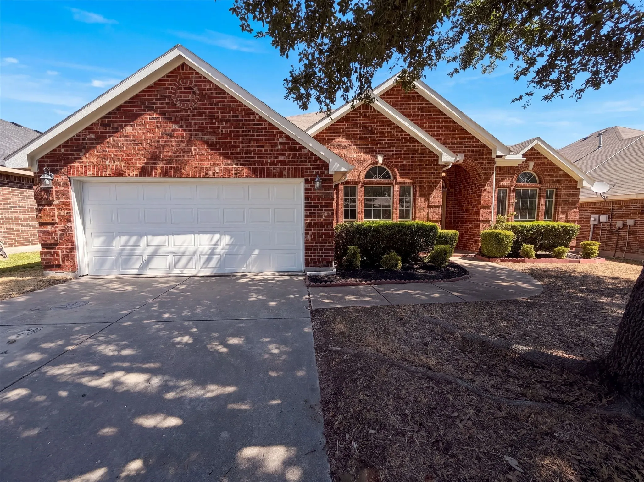 Single Family Residence For Sale in Dallas County , 8526 Vista Grande Drive, Dallas, Texas 75249, 4 Bedroom, 2 Bathroom, 2 Garage spaces, 2,402 Sqft, built in 2006, mls#21362268, Real Estate Agent in Dallas, Homes For Sale in Dallas county, Homes For Sale in Dallas, Realtor in Dallas Texas, Real Estate Brokerage Independent Realty Texas, Luminita Cordes Realtor