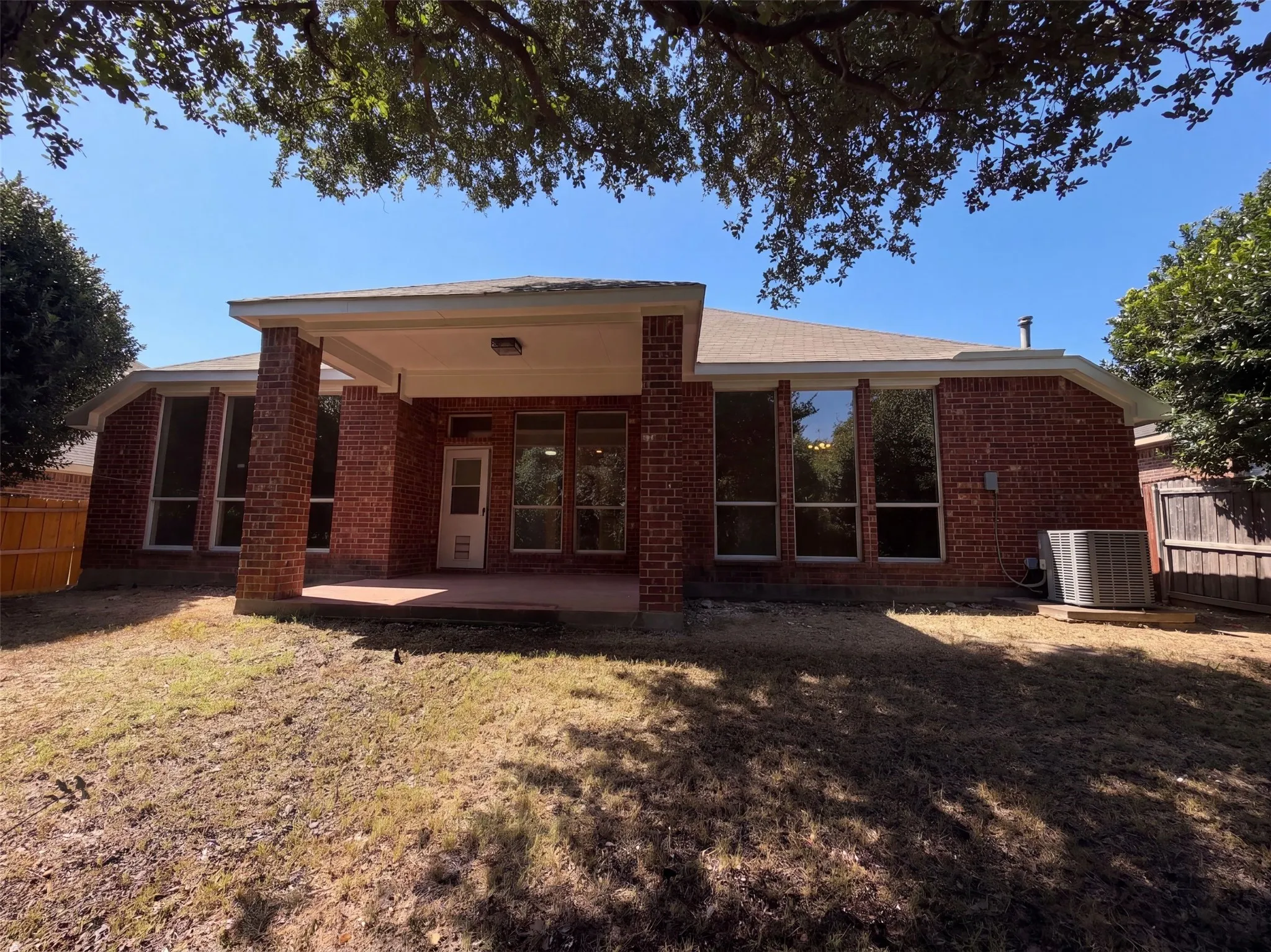 Single Family Residence For Sale in Dallas County , 8526 Vista Grande Drive, Dallas, Texas 75249, 4 Bedroom, 2 Bathroom, 2 Garage spaces, 2,402 Sqft, built in 2006, mls#21362268, Real Estate Agent in Dallas, Homes For Sale in Dallas county, Homes For Sale in Dallas, Realtor in Dallas Texas, Real Estate Brokerage Independent Realty Texas, Luminita Cordes Realtor