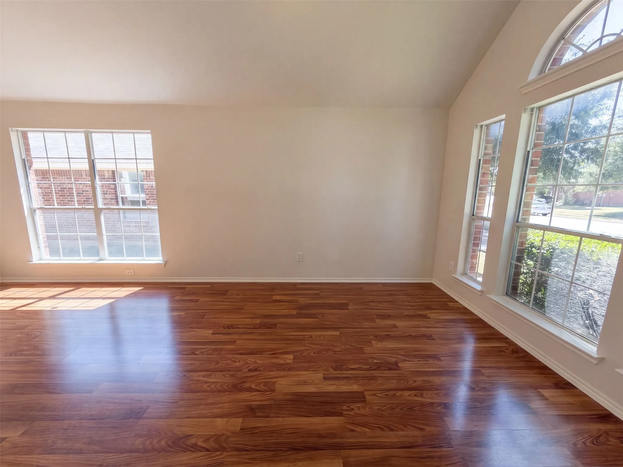 Single Family Residence For Sale in Dallas County , 8526 Vista Grande Drive, Dallas, Texas 75249, 4 Bedroom, 2 Bathroom, 2 Garage spaces, 2,402 Sqft, built in 2006, mls#21362268, Real Estate Agent in Dallas, Homes For Sale in Dallas county, Homes For Sale in Dallas, Realtor in Dallas Texas, Real Estate Brokerage Independent Realty Texas, Luminita Cordes Realtor