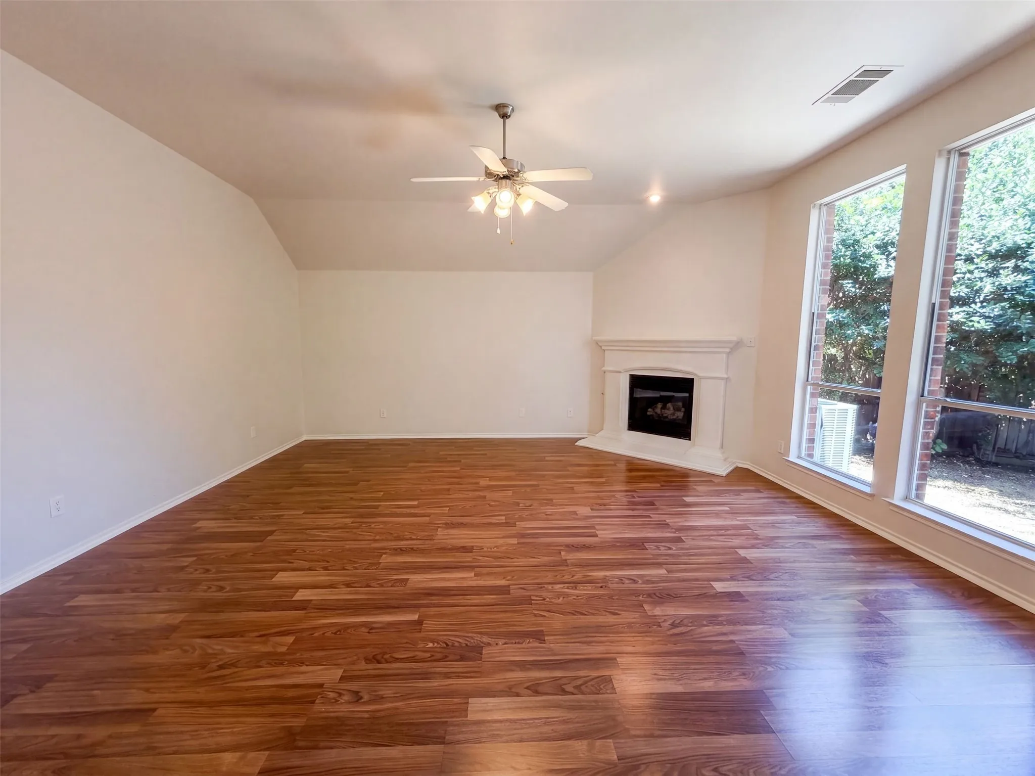 Single Family Residence For Sale in Dallas County , 8526 Vista Grande Drive, Dallas, Texas 75249, 4 Bedroom, 2 Bathroom, 2 Garage spaces, 2,402 Sqft, built in 2006, mls#21362268, Real Estate Agent in Dallas, Homes For Sale in Dallas county, Homes For Sale in Dallas, Realtor in Dallas Texas, Real Estate Brokerage Independent Realty Texas, Luminita Cordes Realtor