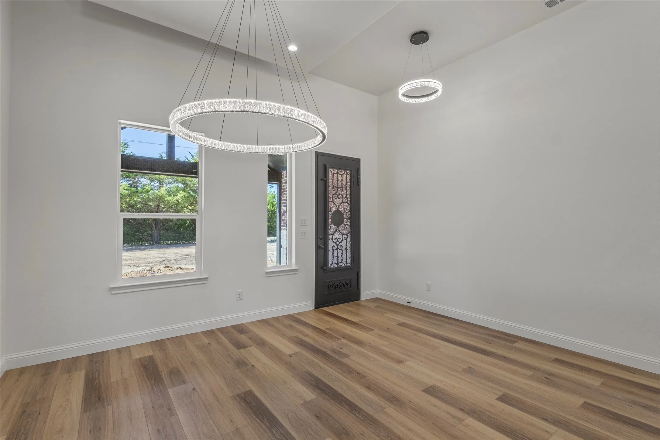 Vaulted ceiling with recessed lighting and ceiling fan