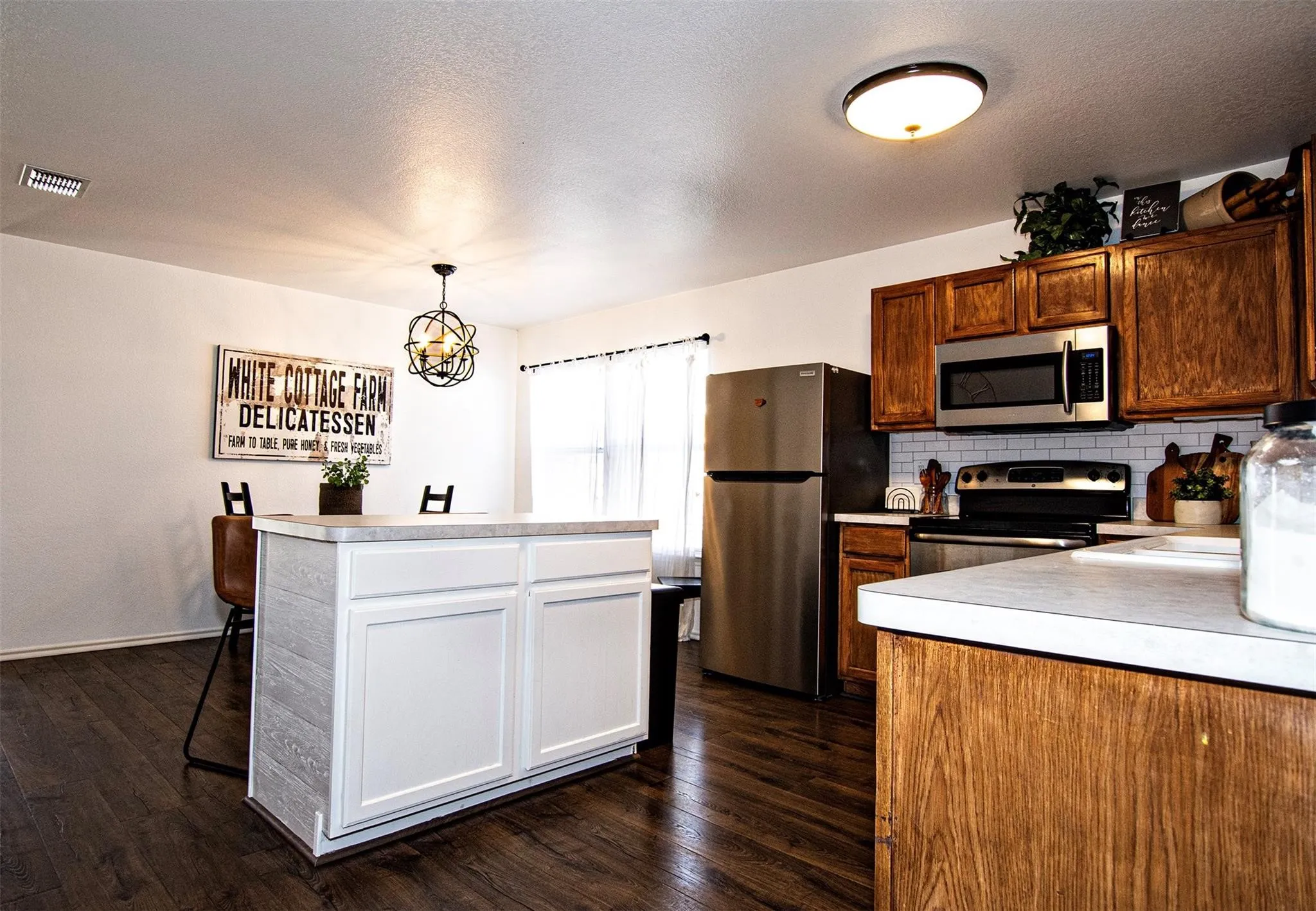 Single Family Residence For Rent in Collin County , 2932 Frontier Lane, Mc Kinney, Texas 75071, 4 Bedroom, 2 Bathroom, 2 Garage spaces, 1,789 Sqft, built in 2002, mls#21362276, Real Estate Agent in Mc Kinney, Homes For Rent in Collin county, Homes For Rent in Mc Kinney, Realtor in Mc Kinney Texas, Real Estate Brokerage Independent Realty Texas, Luminita Cordes Realtor