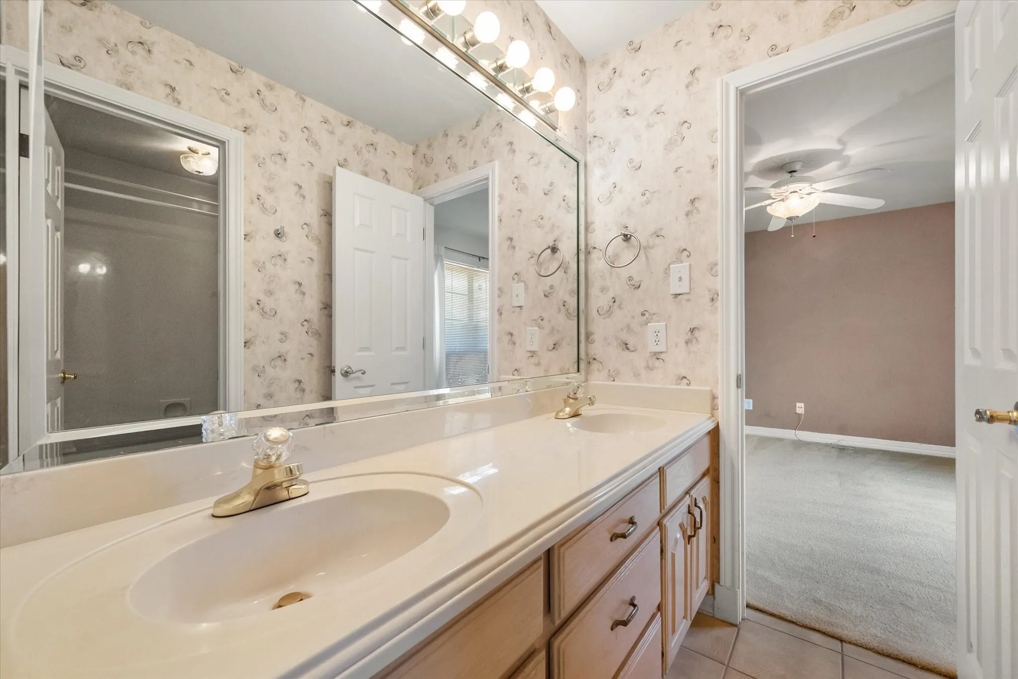 Single Family Residence For Sale in Tarrant County , 1388 Fairhaven Drive, Mansfield, Texas 76063, 4 Bedroom, 4 Bathroom, 3 Garage spaces, 3,494 Sqft, built in 1990, mls#21361071, Real Estate Agent in Mansfield, Homes For Sale in Tarrant county, Homes For Sale in Mansfield, Realtor in Mansfield Texas, Real Estate Brokerage Independent Realty Texas, Luminita Cordes Realtor