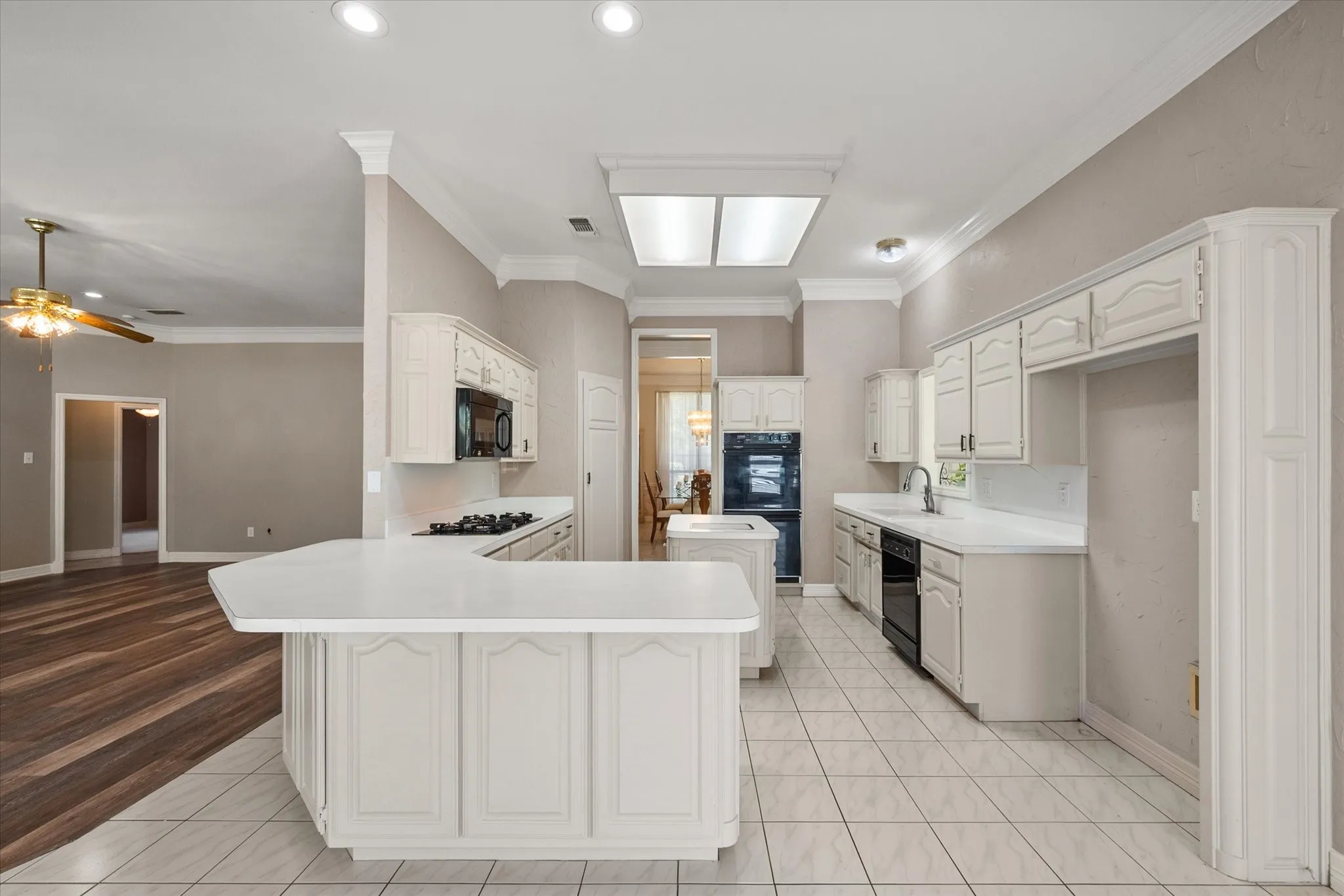 Single Family Residence For Sale in Tarrant County , 1388 Fairhaven Drive, Mansfield, Texas 76063, 4 Bedroom, 4 Bathroom, 3 Garage spaces, 3,494 Sqft, built in 1990, mls#21361071, Real Estate Agent in Mansfield, Homes For Sale in Tarrant county, Homes For Sale in Mansfield, Realtor in Mansfield Texas, Real Estate Brokerage Independent Realty Texas, Luminita Cordes Realtor