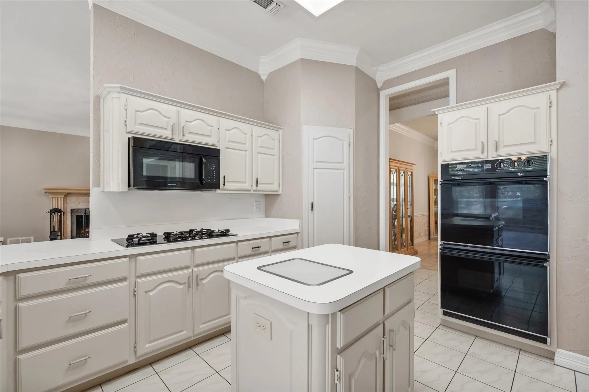 Single Family Residence For Sale in Tarrant County , 1388 Fairhaven Drive, Mansfield, Texas 76063, 4 Bedroom, 4 Bathroom, 3 Garage spaces, 3,494 Sqft, built in 1990, mls#21361071, Real Estate Agent in Mansfield, Homes For Sale in Tarrant county, Homes For Sale in Mansfield, Realtor in Mansfield Texas, Real Estate Brokerage Independent Realty Texas, Luminita Cordes Realtor