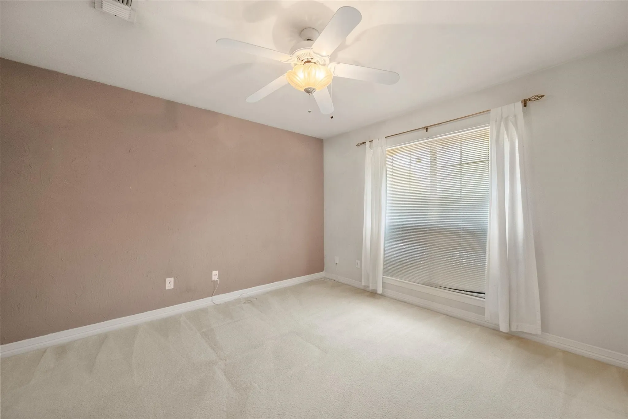 Single Family Residence For Sale in Tarrant County , 1388 Fairhaven Drive, Mansfield, Texas 76063, 4 Bedroom, 4 Bathroom, 3 Garage spaces, 3,494 Sqft, built in 1990, mls#21361071, Real Estate Agent in Mansfield, Homes For Sale in Tarrant county, Homes For Sale in Mansfield, Realtor in Mansfield Texas, Real Estate Brokerage Independent Realty Texas, Luminita Cordes Realtor