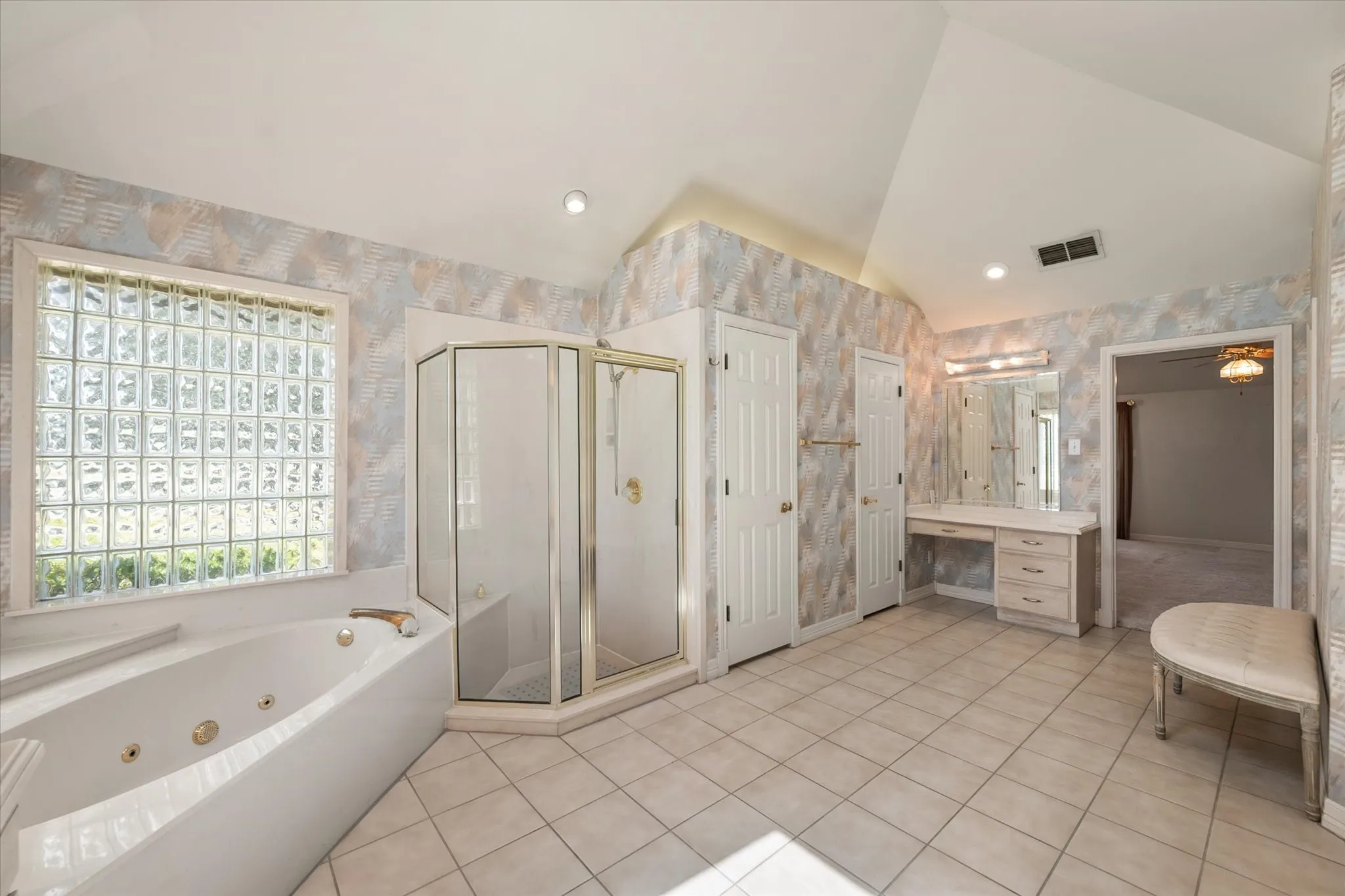 Single Family Residence For Sale in Tarrant County , 1388 Fairhaven Drive, Mansfield, Texas 76063, 4 Bedroom, 4 Bathroom, 3 Garage spaces, 3,494 Sqft, built in 1990, mls#21361071, Real Estate Agent in Mansfield, Homes For Sale in Tarrant county, Homes For Sale in Mansfield, Realtor in Mansfield Texas, Real Estate Brokerage Independent Realty Texas, Luminita Cordes Realtor