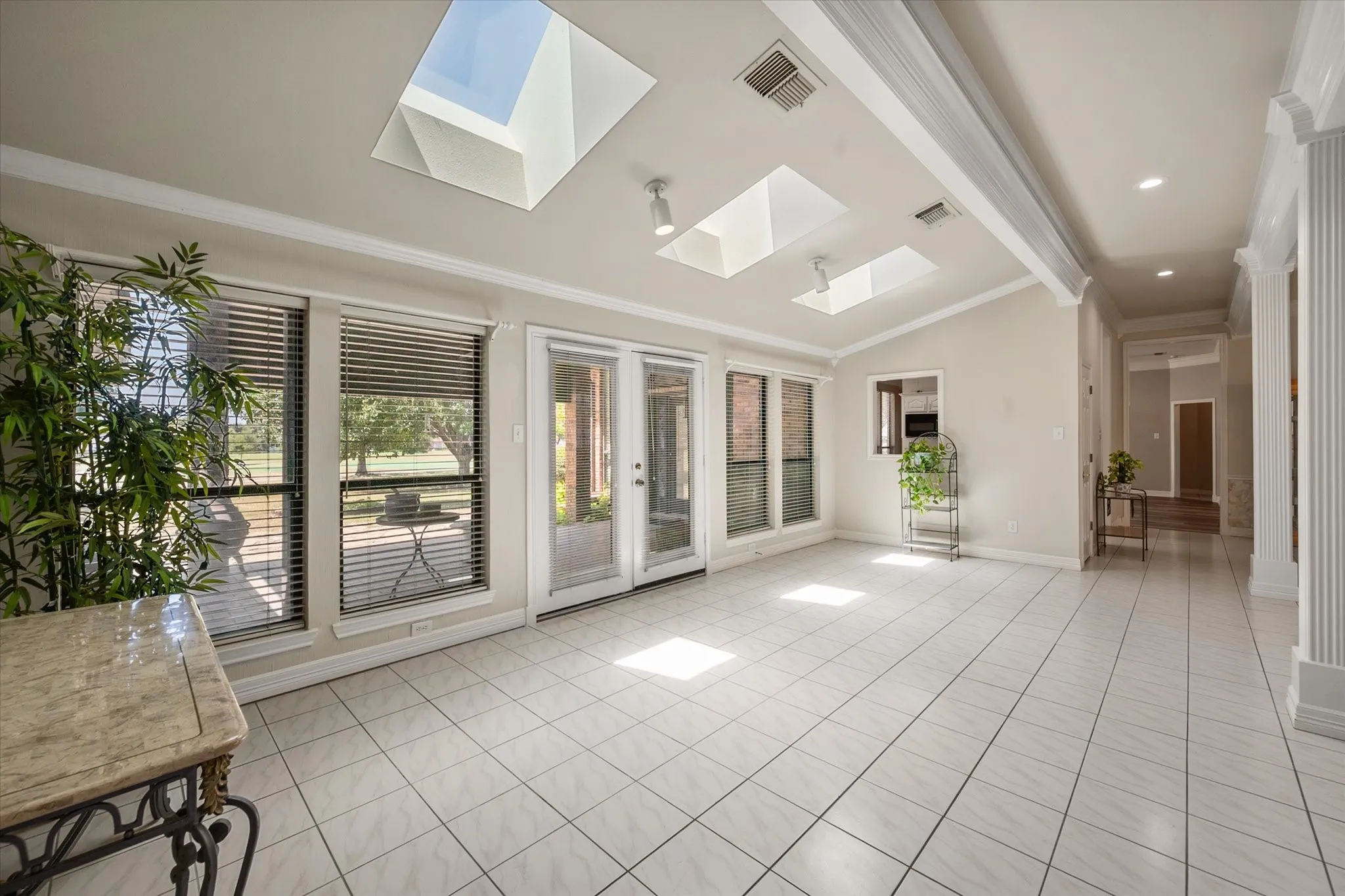 Single Family Residence For Sale in Tarrant County , 1388 Fairhaven Drive, Mansfield, Texas 76063, 4 Bedroom, 4 Bathroom, 3 Garage spaces, 3,494 Sqft, built in 1990, mls#21361071, Real Estate Agent in Mansfield, Homes For Sale in Tarrant county, Homes For Sale in Mansfield, Realtor in Mansfield Texas, Real Estate Brokerage Independent Realty Texas, Luminita Cordes Realtor