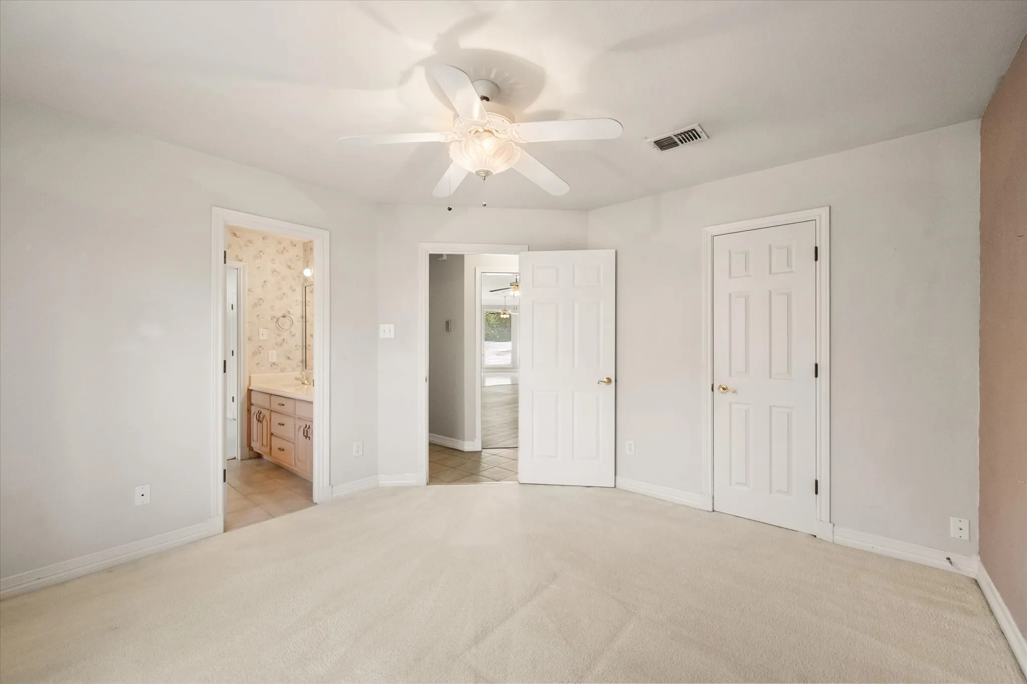 Single Family Residence For Sale in Tarrant County , 1388 Fairhaven Drive, Mansfield, Texas 76063, 4 Bedroom, 4 Bathroom, 3 Garage spaces, 3,494 Sqft, built in 1990, mls#21361071, Real Estate Agent in Mansfield, Homes For Sale in Tarrant county, Homes For Sale in Mansfield, Realtor in Mansfield Texas, Real Estate Brokerage Independent Realty Texas, Luminita Cordes Realtor