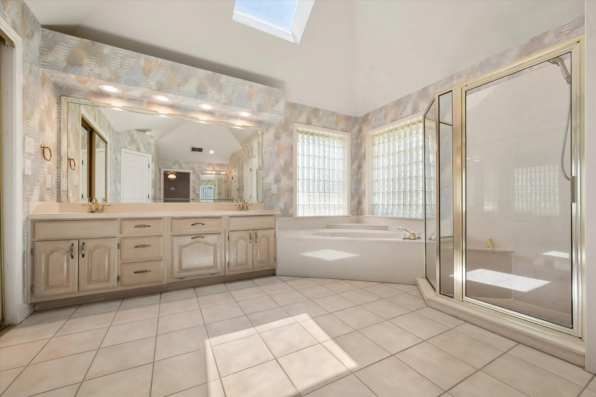 Single Family Residence For Sale in Tarrant County , 1388 Fairhaven Drive, Mansfield, Texas 76063, 4 Bedroom, 4 Bathroom, 3 Garage spaces, 3,494 Sqft, built in 1990, mls#21361071, Real Estate Agent in Mansfield, Homes For Sale in Tarrant county, Homes For Sale in Mansfield, Realtor in Mansfield Texas, Real Estate Brokerage Independent Realty Texas, Luminita Cordes Realtor