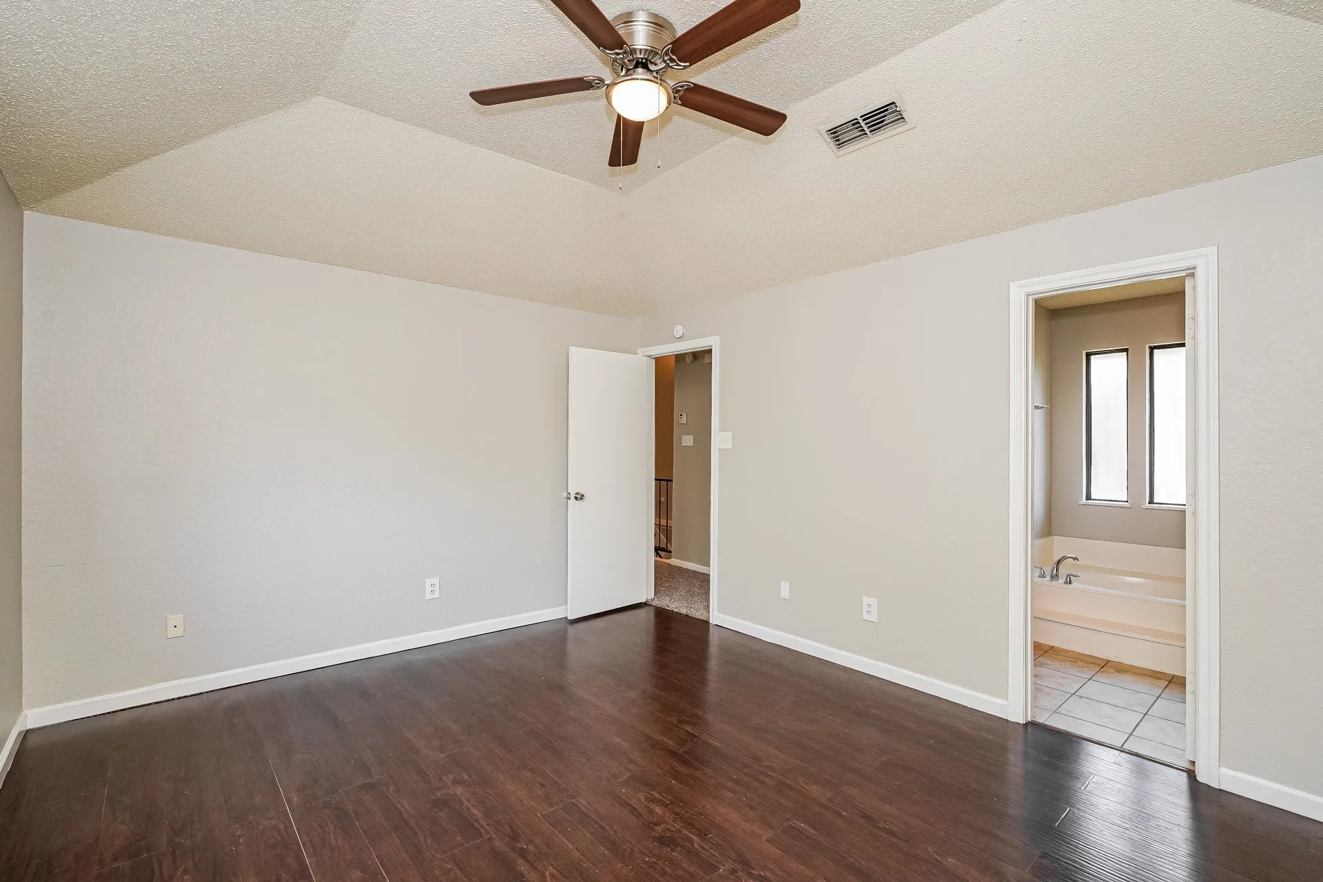 Single Family Residence For Rent in Tarrant County , 6476 Sudbury Way, North Richland Hills, Texas 76182, 3 Bedroom, 3 Bathroom, 2 Garage spaces, 2,053 Sqft, built in 1986, mls#21362286, Real Estate Agent in North Richland Hills, Homes For Rent in Tarrant county, Homes For Rent in North Richland Hills, Realtor in North Richland Hills Texas, Real Estate Brokerage Independent Realty Texas, Luminita Cordes Realtor