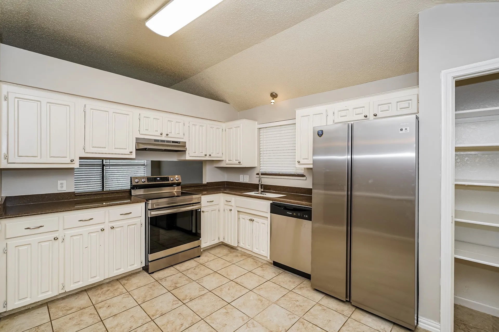 Single Family Residence For Rent in Tarrant County , 6476 Sudbury Way, North Richland Hills, Texas 76182, 3 Bedroom, 3 Bathroom, 2 Garage spaces, 2,053 Sqft, built in 1986, mls#21362286, Real Estate Agent in North Richland Hills, Homes For Rent in Tarrant county, Homes For Rent in North Richland Hills, Realtor in North Richland Hills Texas, Real Estate Brokerage Independent Realty Texas, Luminita Cordes Realtor