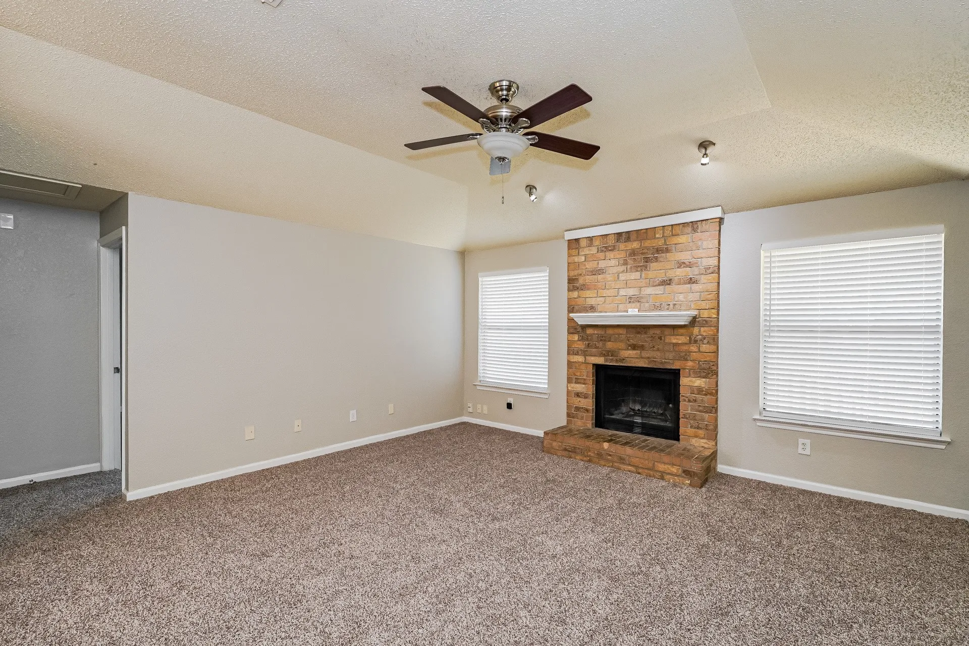 Single Family Residence For Rent in Tarrant County , 6476 Sudbury Way, North Richland Hills, Texas 76182, 3 Bedroom, 3 Bathroom, 2 Garage spaces, 2,053 Sqft, built in 1986, mls#21362286, Real Estate Agent in North Richland Hills, Homes For Rent in Tarrant county, Homes For Rent in North Richland Hills, Realtor in North Richland Hills Texas, Real Estate Brokerage Independent Realty Texas, Luminita Cordes Realtor