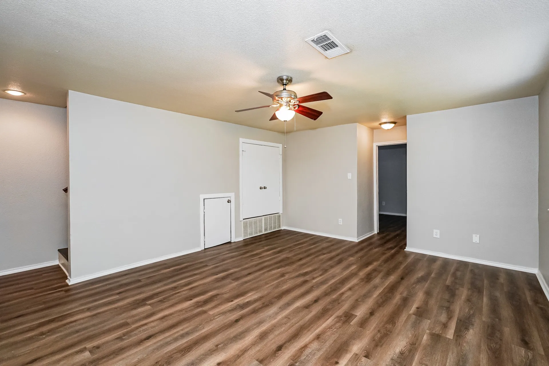 Single Family Residence For Rent in Tarrant County , 6476 Sudbury Way, North Richland Hills, Texas 76182, 3 Bedroom, 3 Bathroom, 2 Garage spaces, 2,053 Sqft, built in 1986, mls#21362286, Real Estate Agent in North Richland Hills, Homes For Rent in Tarrant county, Homes For Rent in North Richland Hills, Realtor in North Richland Hills Texas, Real Estate Brokerage Independent Realty Texas, Luminita Cordes Realtor
