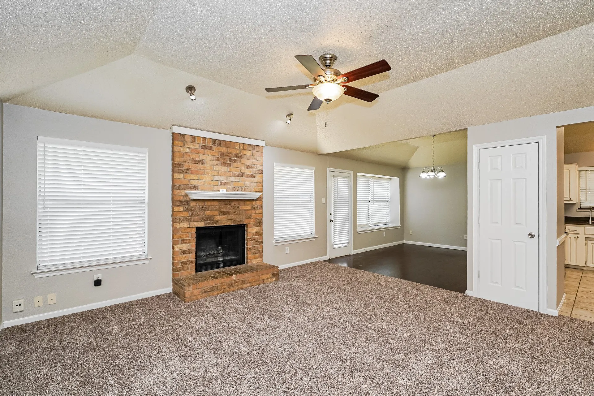 Single Family Residence For Rent in Tarrant County , 6476 Sudbury Way, North Richland Hills, Texas 76182, 3 Bedroom, 3 Bathroom, 2 Garage spaces, 2,053 Sqft, built in 1986, mls#21362286, Real Estate Agent in North Richland Hills, Homes For Rent in Tarrant county, Homes For Rent in North Richland Hills, Realtor in North Richland Hills Texas, Real Estate Brokerage Independent Realty Texas, Luminita Cordes Realtor