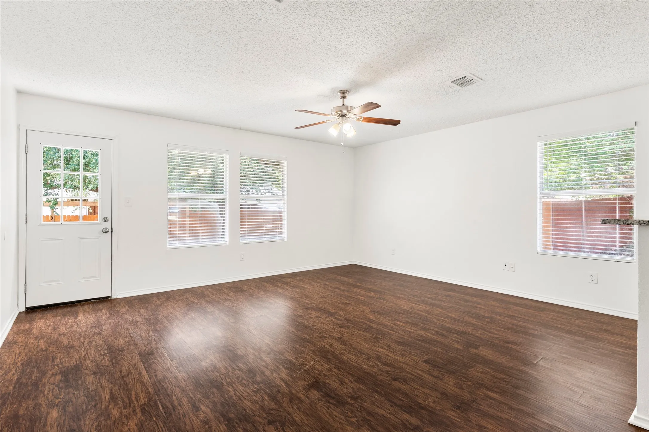 Single Family Residence For Sale in Collin County , 4401 Cedar Crest Drive, Mc Kinney, Texas 75070, 3 Bedroom, 2 Bathroom, 2 Garage spaces, 1,373 Sqft, built in 1997, mls#21362288, Real Estate Agent in Mc Kinney, Homes For Sale in Collin county, Homes For Sale in Mc Kinney, Realtor in Mc Kinney Texas, Real Estate Brokerage Independent Realty Texas, Luminita Cordes Realtor