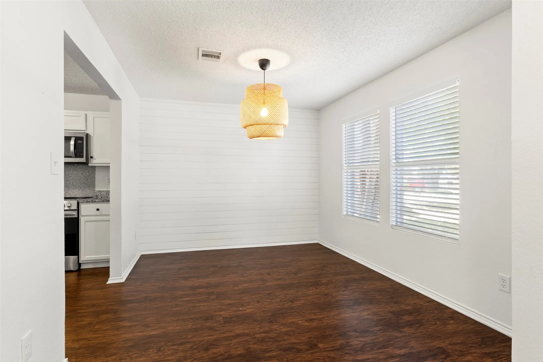 Single Family Residence For Sale in Collin County , 4401 Cedar Crest Drive, Mc Kinney, Texas 75070, 3 Bedroom, 2 Bathroom, 2 Garage spaces, 1,373 Sqft, built in 1997, mls#21362288, Real Estate Agent in Mc Kinney, Homes For Sale in Collin county, Homes For Sale in Mc Kinney, Realtor in Mc Kinney Texas, Real Estate Brokerage Independent Realty Texas, Luminita Cordes Realtor