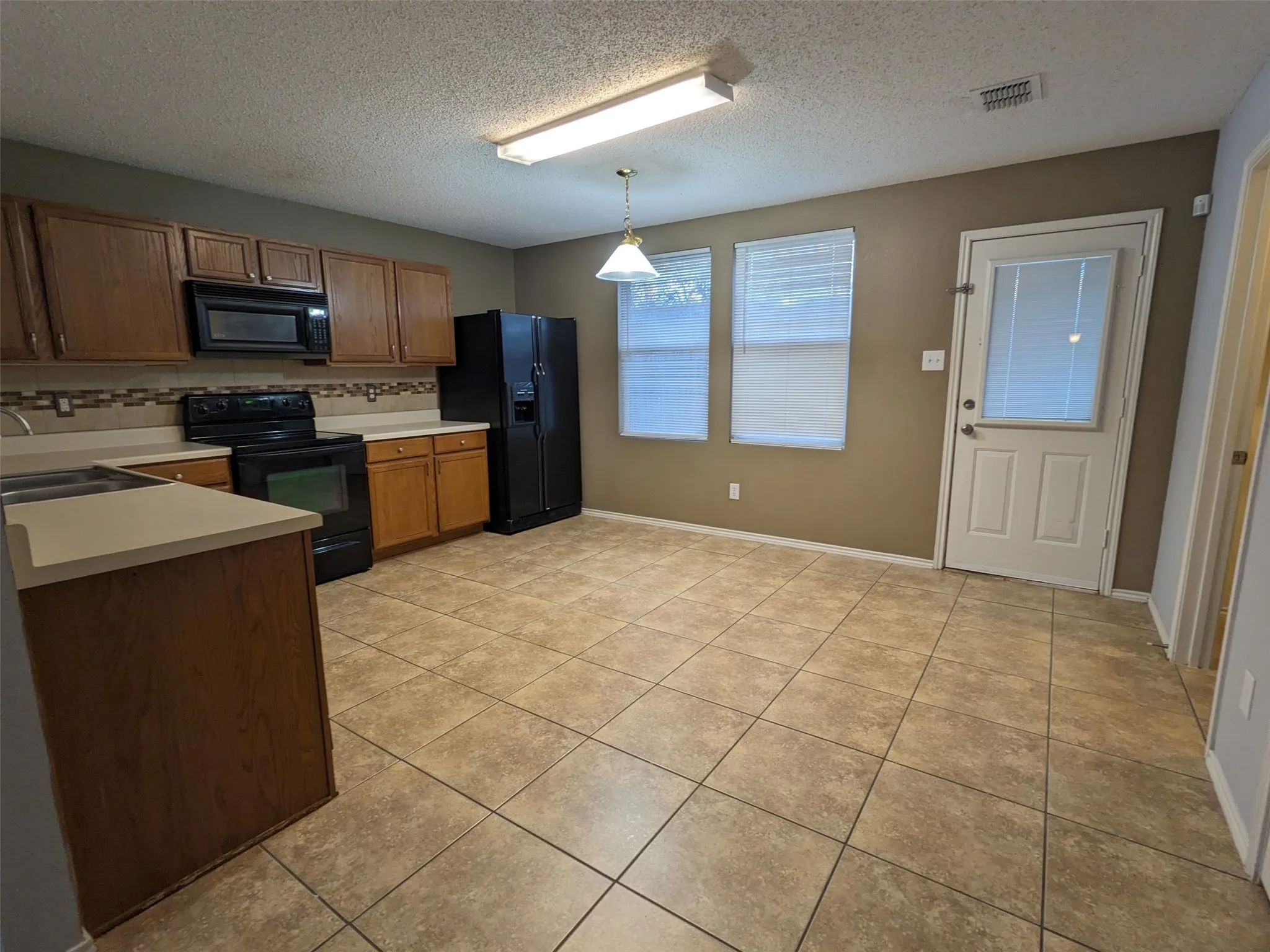 Single Family Residence For Rent in Denton County , 16424 Red River Lane, Fort Worth, Texas 76247, 3 Bedroom, 2 Bathroom, 2 Garage spaces, 1,647 Sqft, built in 2004, mls#21362290, Real Estate Agent in Fort Worth, Homes For Rent in Denton county, Homes For Rent in Fort Worth, Realtor in Fort Worth Texas, Real Estate Brokerage Independent Realty Texas, Luminita Cordes Realtor