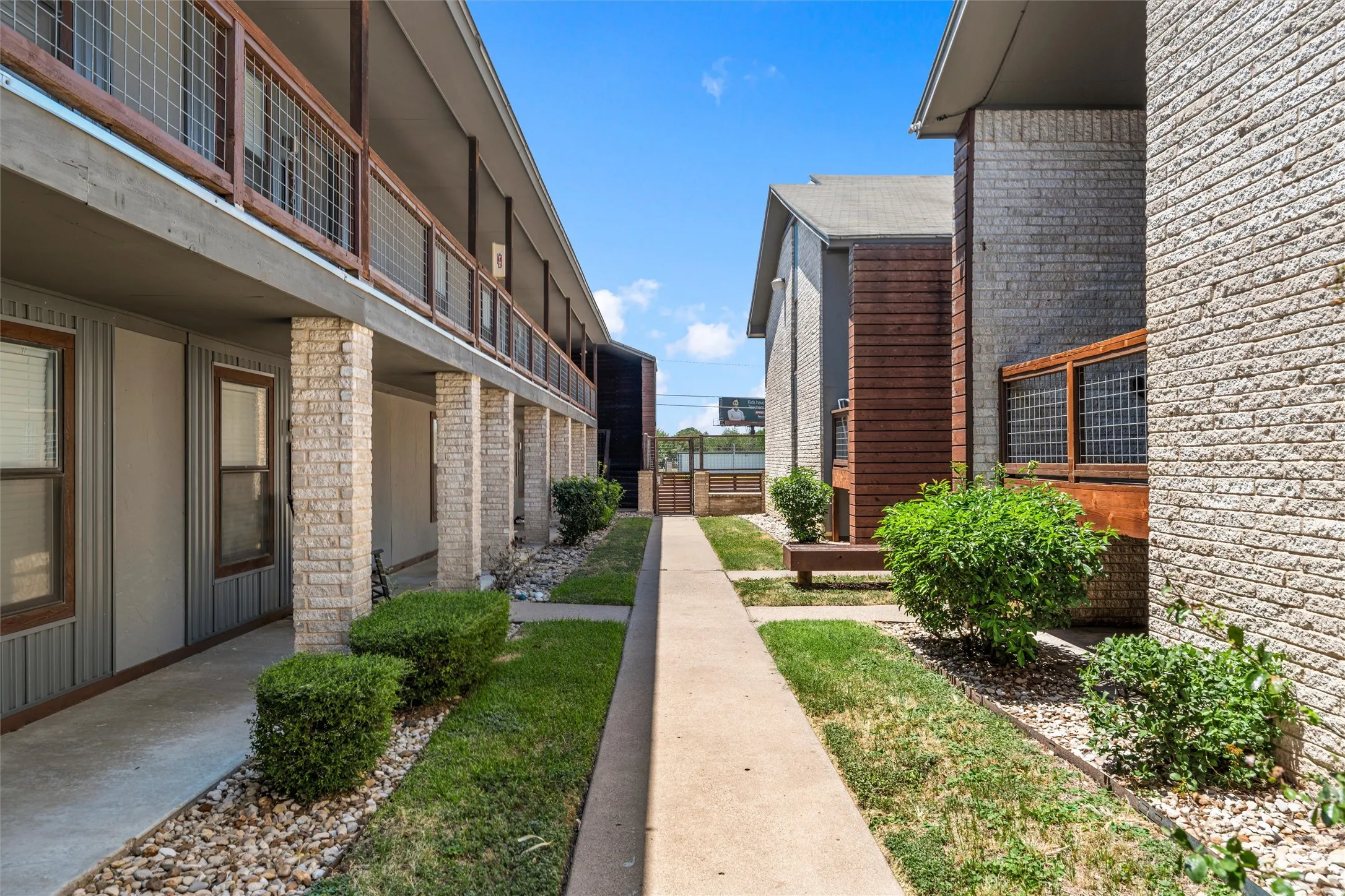 Condominium For Sale in Mc Lennan County , 1348 S 12th Street, Waco, Texas 76706, 2 Bedroom, 2 Bathroom, Garage spaces, 958 Sqft, built in 1983, mls#21361628, Real Estate Agent in Waco, Homes For Sale in Mc Lennan county, Homes For Sale in Waco, Realtor in Waco Texas, Real Estate Brokerage Independent Realty Texas, Luminita Cordes Realtor