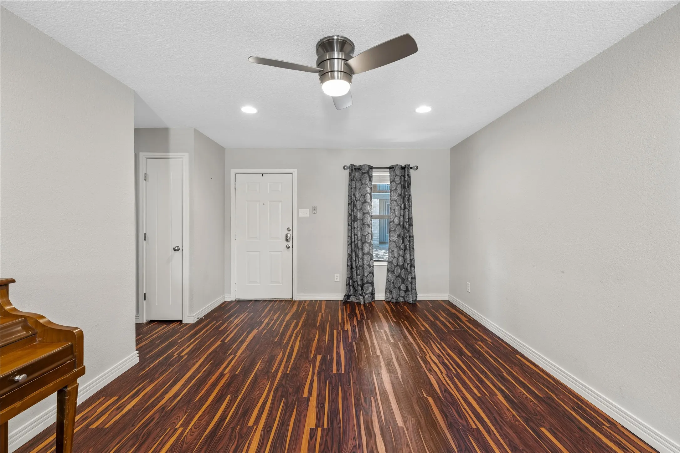 Condominium For Sale in Mc Lennan County , 1348 S 12th Street, Waco, Texas 76706, 2 Bedroom, 2 Bathroom, Garage spaces, 958 Sqft, built in 1983, mls#21361628, Real Estate Agent in Waco, Homes For Sale in Mc Lennan county, Homes For Sale in Waco, Realtor in Waco Texas, Real Estate Brokerage Independent Realty Texas, Luminita Cordes Realtor