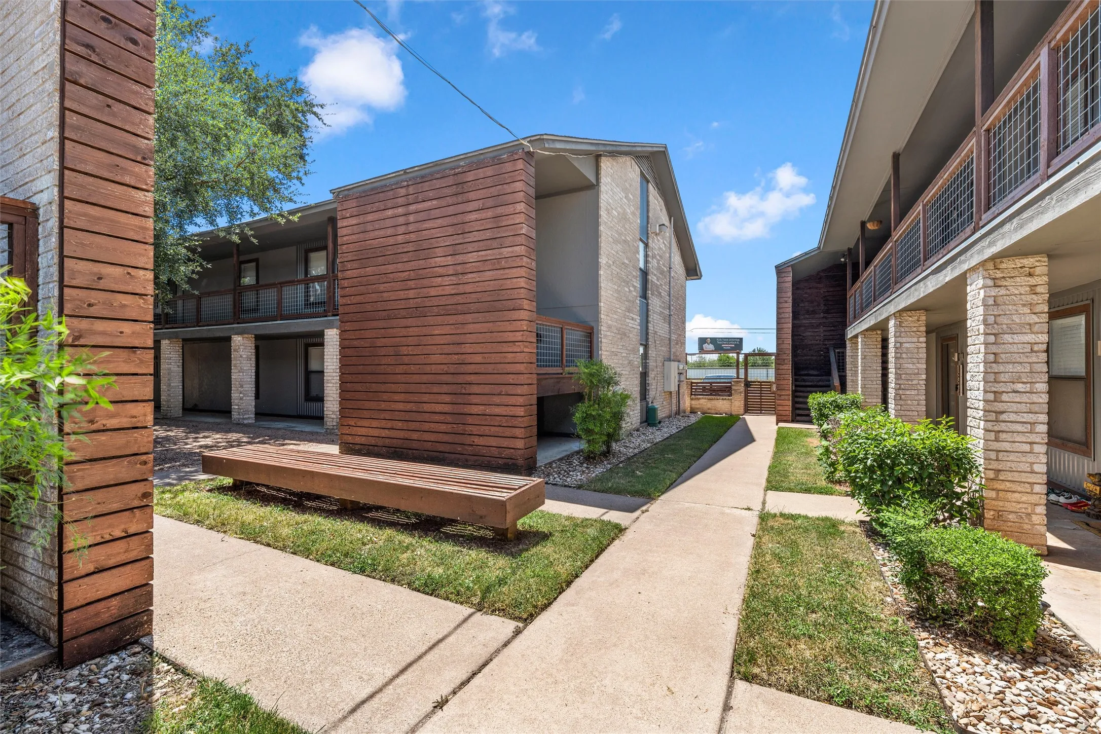 Condominium For Sale in Mc Lennan County , 1348 S 12th Street, Waco, Texas 76706, 2 Bedroom, 2 Bathroom, Garage spaces, 958 Sqft, built in 1983, mls#21361628, Real Estate Agent in Waco, Homes For Sale in Mc Lennan county, Homes For Sale in Waco, Realtor in Waco Texas, Real Estate Brokerage Independent Realty Texas, Luminita Cordes Realtor