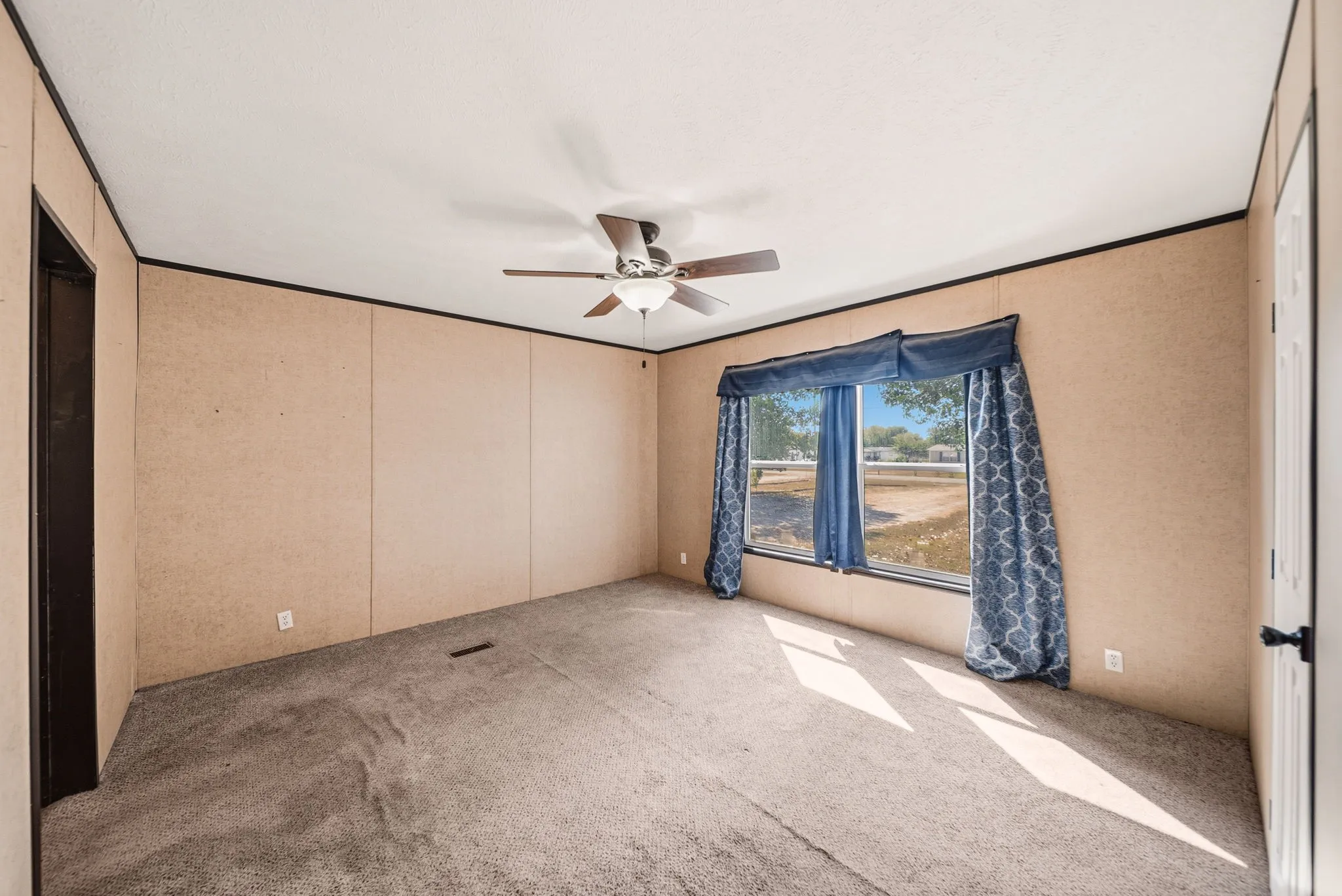Manufactured Home For Sale in Ellis County , 247 Chapel Hill Lane, Waxahachie, Texas 75165, 3 Bedroom, 2 Bathroom, Garage spaces, 1,352 Sqft, built in 2014, mls#21362293, Real Estate Agent in Waxahachie, Homes For Sale in Ellis county, Homes For Sale in Waxahachie, Realtor in Waxahachie Texas, Real Estate Brokerage Independent Realty Texas, Luminita Cordes Realtor