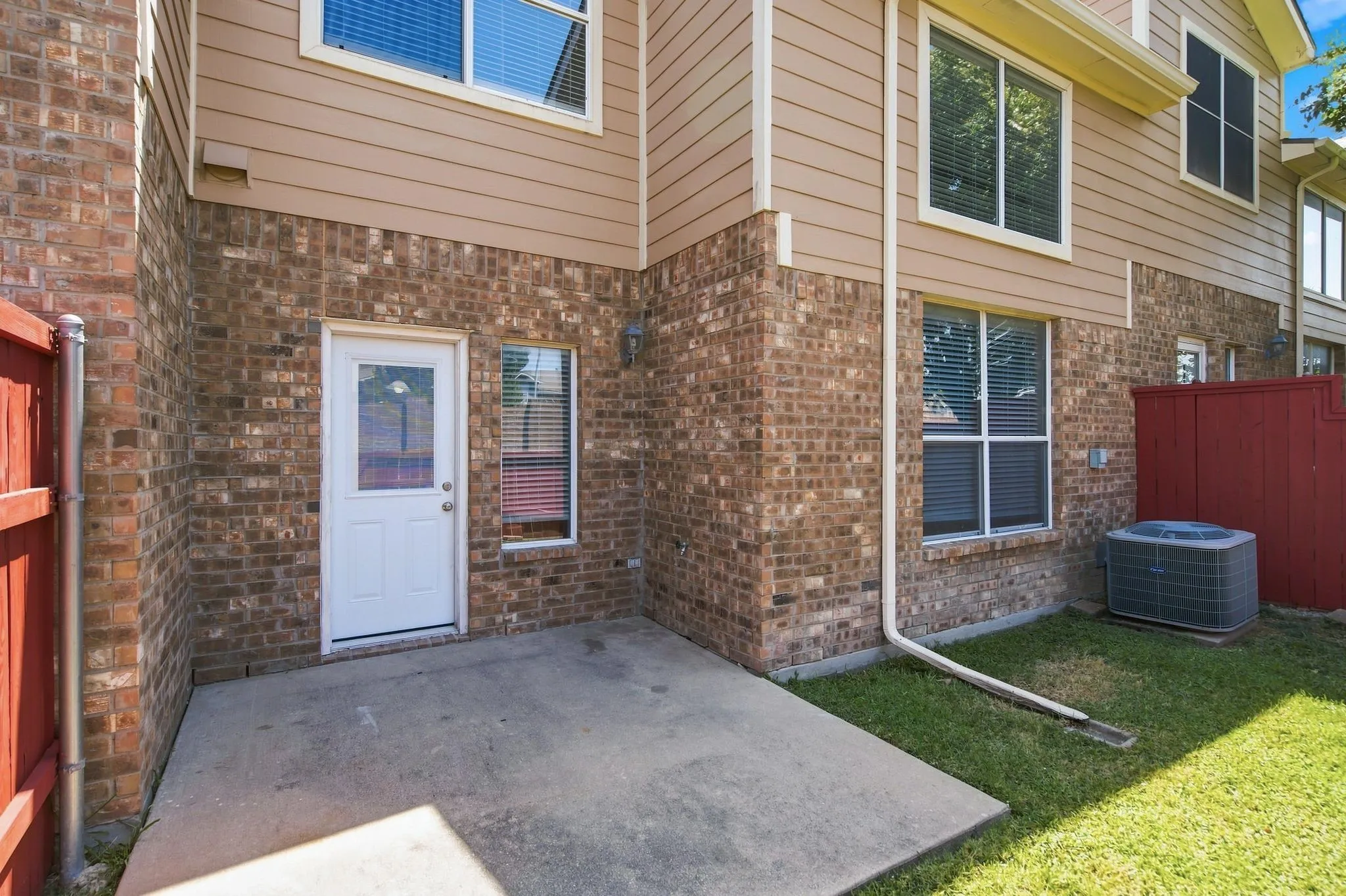 Townhouse For Rent in Collin County , 10017 Monastery Drive, Plano, Texas 75025, 3 Bedroom, 3 Bathroom, 2 Garage spaces, 1,597 Sqft, built in 2003, Price $2,300, mls#21362287, Real Estate Agent in Plano, Homes For Rent in Collin county, Homes For Rent in Plano, Realtor in Plano Texas, Real Estate Brokerage Independent Realty Texas, Luminita Cordes Realtor