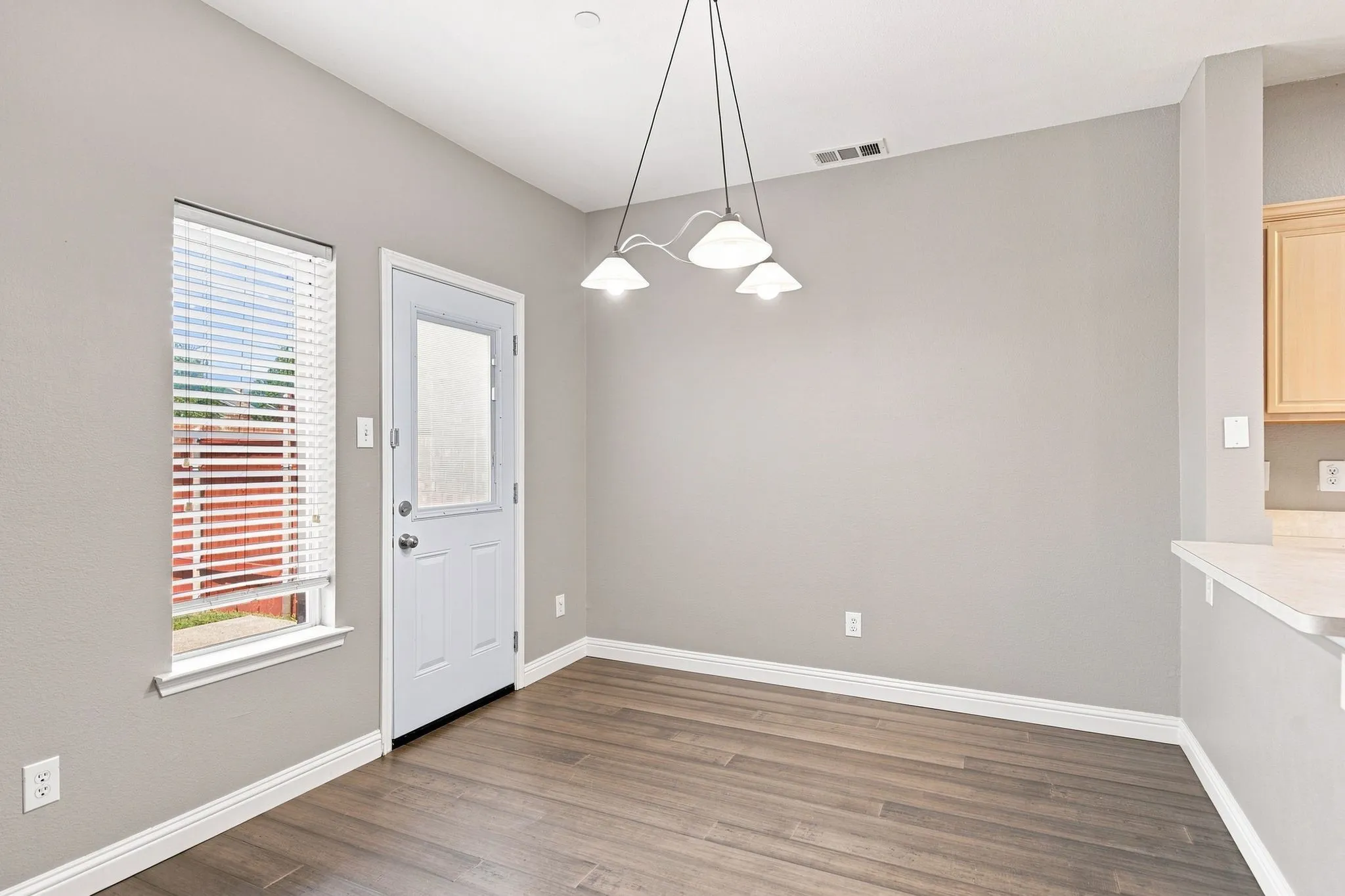 Townhouse For Rent in Collin County , 10017 Monastery Drive, Plano, Texas 75025, 3 Bedroom, 3 Bathroom, 2 Garage spaces, 1,597 Sqft, built in 2003, Price $2,300, mls#21362287, Real Estate Agent in Plano, Homes For Rent in Collin county, Homes For Rent in Plano, Realtor in Plano Texas, Real Estate Brokerage Independent Realty Texas, Luminita Cordes Realtor